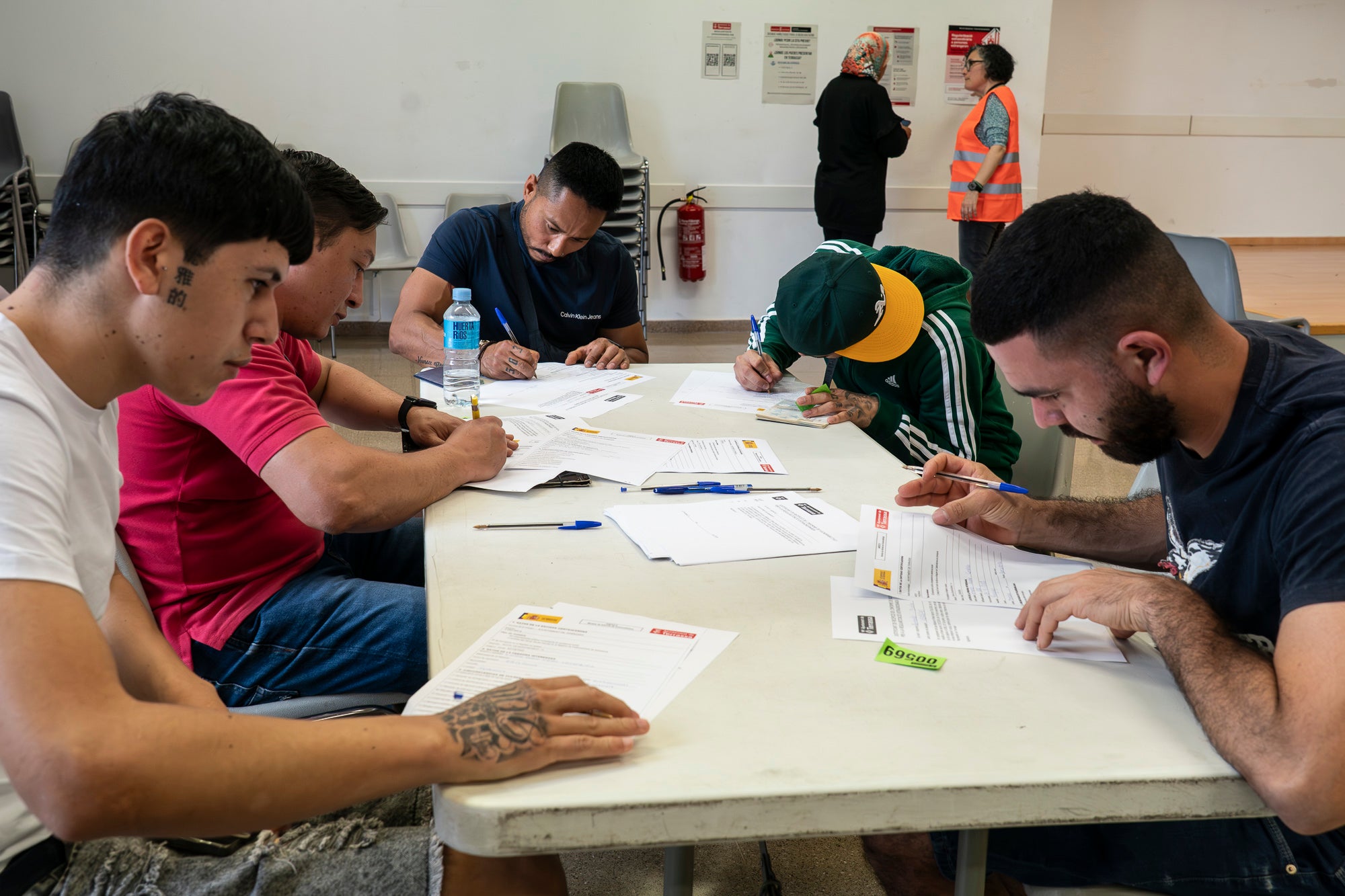 Sense les fortes cues dels darrers dies, el procés de regularització d'immigrants que ha decretat el govern central continuava aquest dimarts a Terrassa a partir de la feina dels assistents socials municipals. Centralitzat als centres cívics Francesc Macià (Sant Pere Nord) i Montserrat Roig (Ca n'Anglada), els immigrants són atesos pels assistents perquè aquests els hi validin l'informe de vulnerabilitat que ha aparegut a última hora. El termini continua fins al 30 de juny, amb la necessitat també d'obtenir el certificat d'empadronament, però que en aquest cas es pot fer per internet. L'Ajuntament ha mobilitzat un total de 200 professionals per donar a cobertura fins a 9.000 persones | Mireia Comas