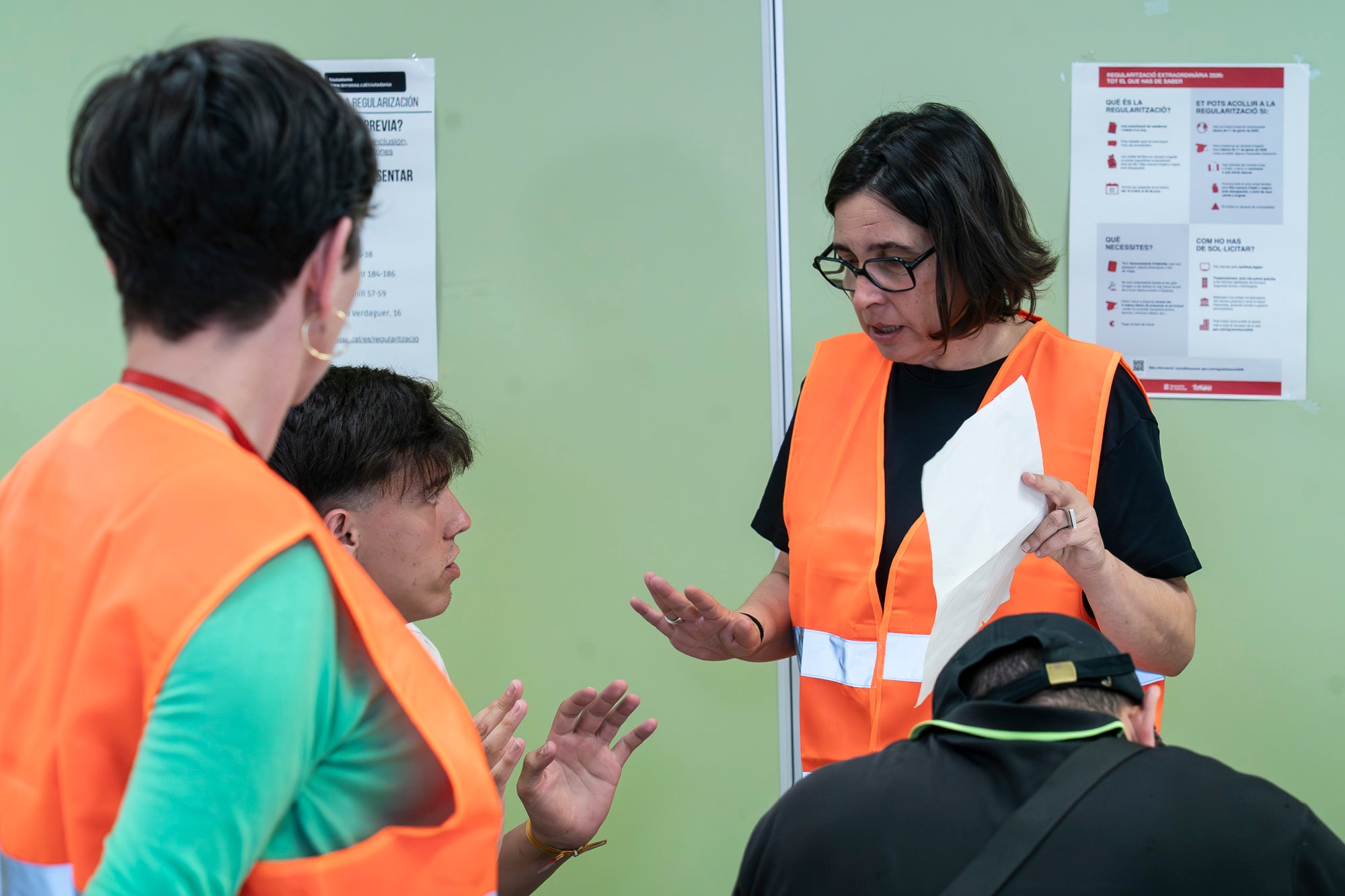 Sense les fortes cues dels darrers dies, el procés de regularització d'immigrants que ha decretat el govern central continuava aquest dimarts a Terrassa a partir de la feina dels assistents socials municipals. Centralitzat als centres cívics Francesc Macià (Sant Pere Nord) i Montserrat Roig (Ca n'Anglada), els immigrants són atesos pels assistents perquè aquests els hi validin l'informe de vulnerabilitat que ha aparegut a última hora. El termini continua fins al 30 de juny, amb la necessitat també d'obtenir el certificat d'empadronament, però que en aquest cas es pot fer per internet. L'Ajuntament ha mobilitzat un total de 200 professionals per donar a cobertura fins a 9.000 persones | Mireia Comas
