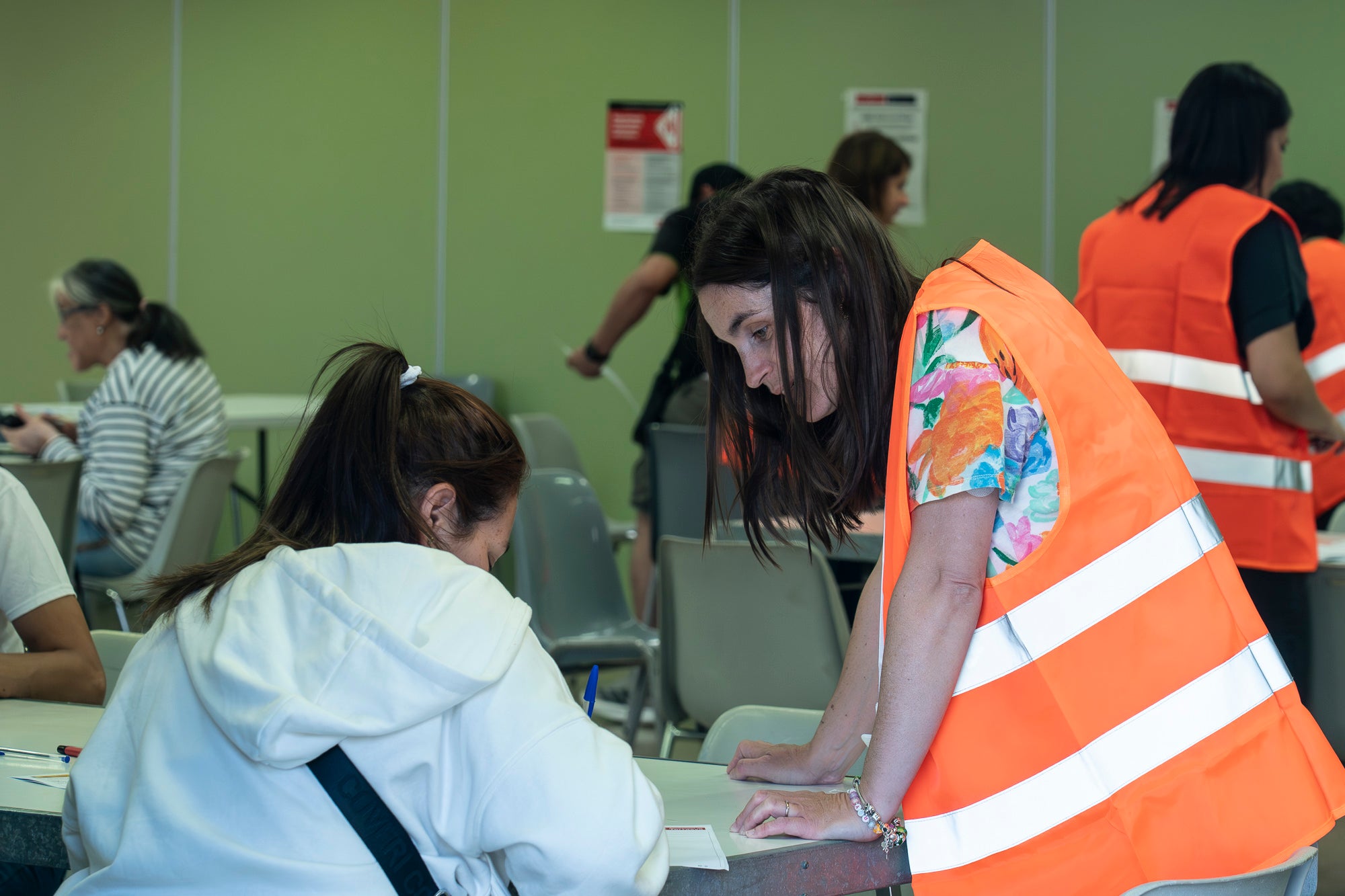 Sense les fortes cues dels darrers dies, el procés de regularització d'immigrants que ha decretat el govern central continuava aquest dimarts a Terrassa a partir de la feina dels assistents socials municipals. Centralitzat als centres cívics Francesc Macià (Sant Pere Nord) i Montserrat Roig (Ca n'Anglada), els immigrants són atesos pels assistents perquè aquests els hi validin l'informe de vulnerabilitat que ha aparegut a última hora. El termini continua fins al 30 de juny, amb la necessitat també d'obtenir el certificat d'empadronament, però que en aquest cas es pot fer per internet. L'Ajuntament ha mobilitzat un total de 200 professionals per donar a cobertura fins a 9.000 persones | Mireia Comas