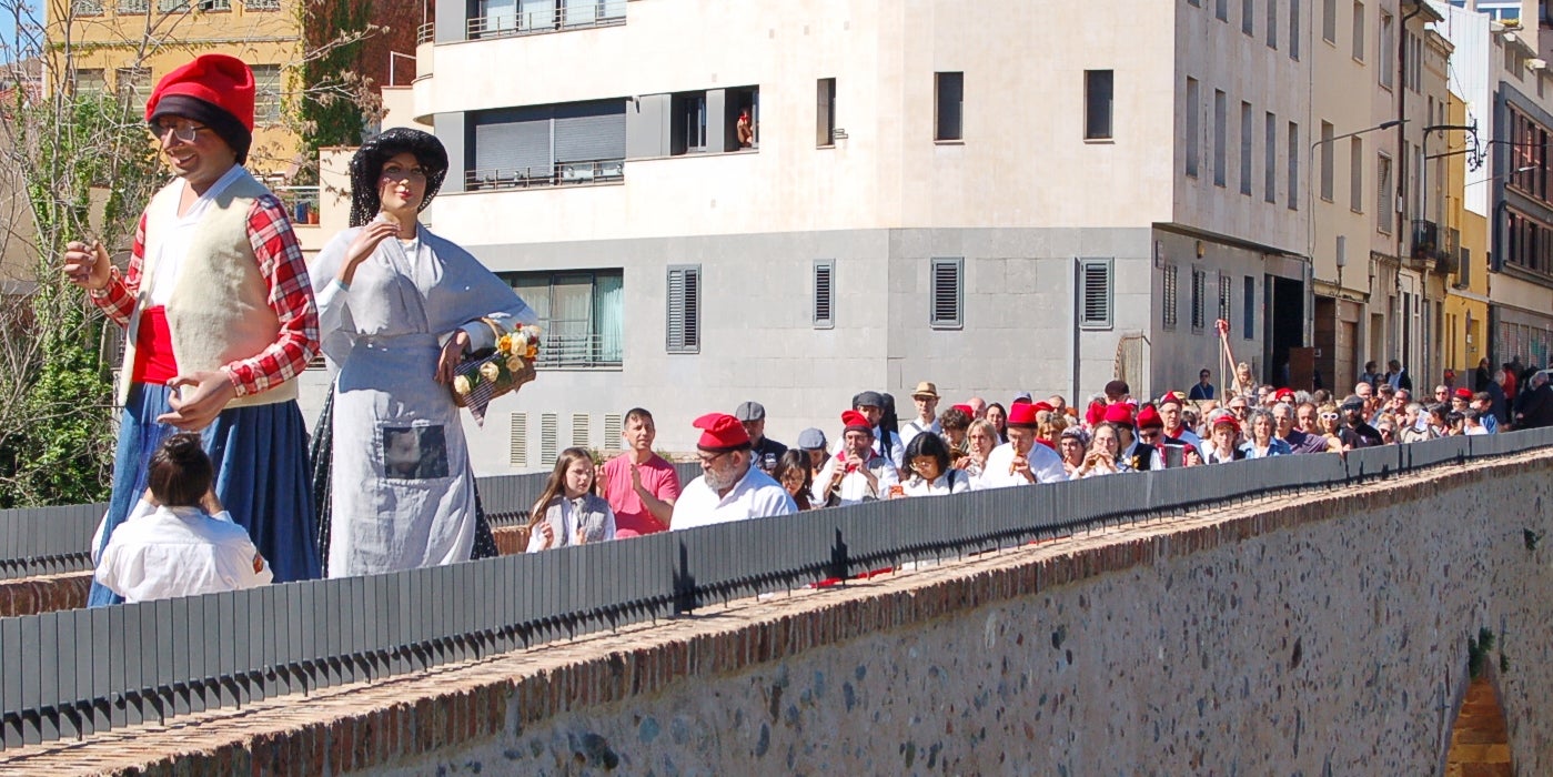 Les caramelles han tornat a omplir als carrers de Terrassa. Es tracta d'una tradició que l'entitat ludicocultural La Xemeneia va decidir recuperar fa cinc anys amb l'objectiu de reviure aquesta tradició. Es tracta d'una celebració vinculada a la Pasqua on un grup de cantaires recorren els carrers de la ciutat interpretant cançons | Ramon Navarro