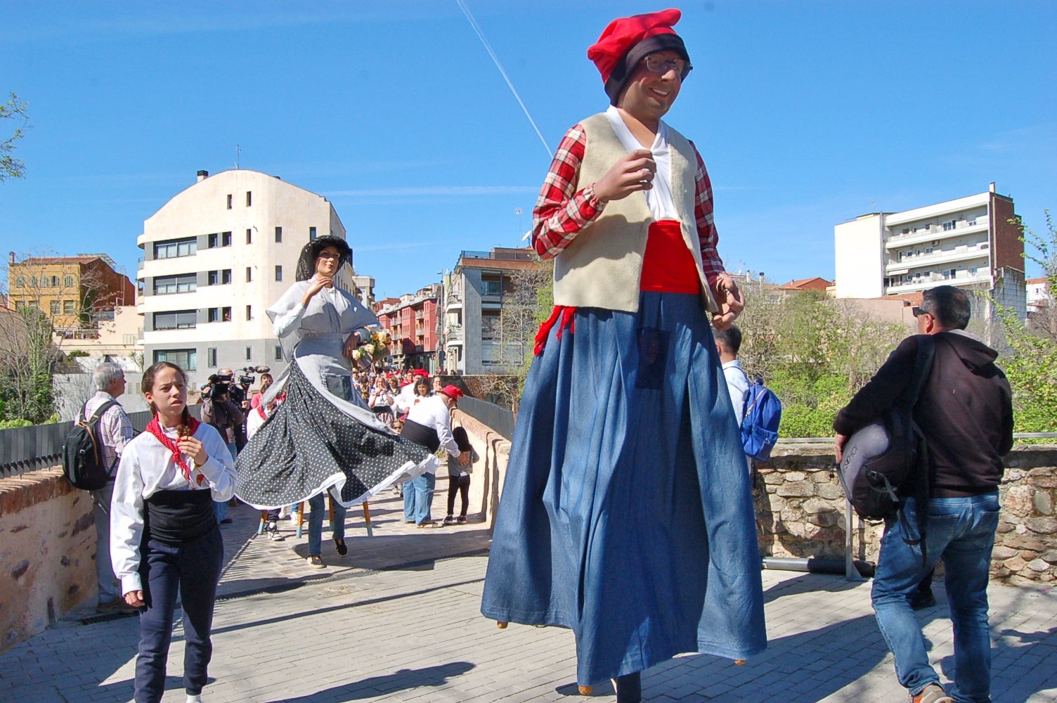 Les caramelles han tornat a omplir als carrers de Terrassa. Es tracta d'una tradició que l'entitat ludicocultural La Xemeneia va decidir recuperar fa cinc anys amb l'objectiu de reviure aquesta tradició. Es tracta d'una celebració vinculada a la Pasqua on un grup de cantaires recorren els carrers de la ciutat interpretant cançons | Ramon Navarro
