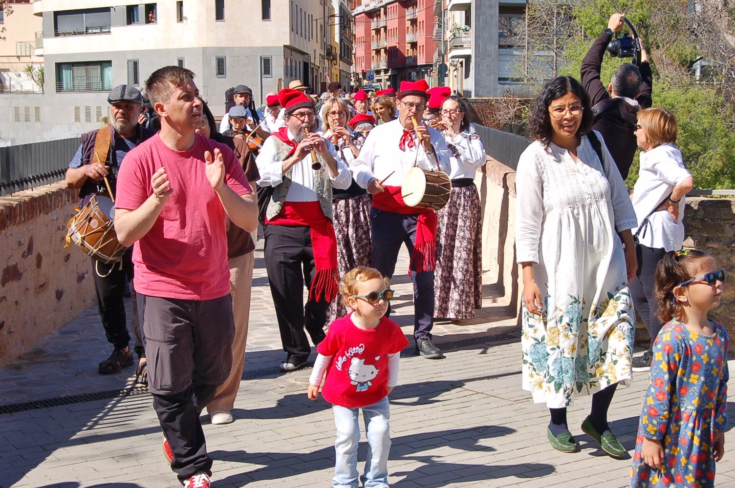 Les caramelles han tornat a omplir als carrers de Terrassa. Es tracta d'una tradició que l'entitat ludicocultural La Xemeneia va decidir recuperar fa cinc anys amb l'objectiu de reviure aquesta tradició. Es tracta d'una celebració vinculada a la Pasqua on un grup de cantaires recorren els carrers de la ciutat interpretant cançons | Ramon Navarro