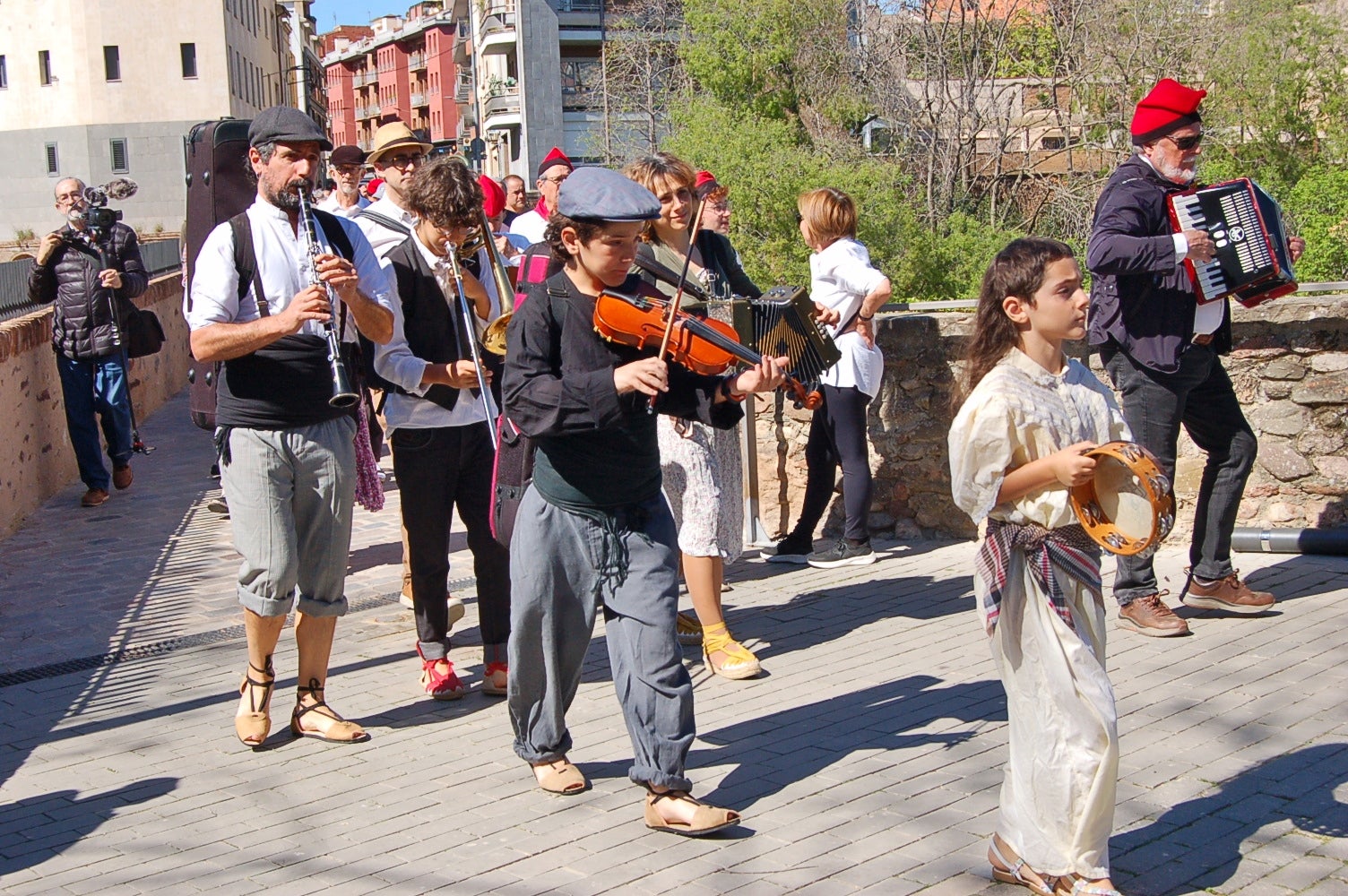 Les caramelles han tornat a omplir als carrers de Terrassa. Es tracta d'una tradició que l'entitat ludicocultural La Xemeneia va decidir recuperar fa cinc anys amb l'objectiu de reviure aquesta tradició. Es tracta d'una celebració vinculada a la Pasqua on un grup de cantaires recorren els carrers de la ciutat interpretant cançons | Ramon Navarro