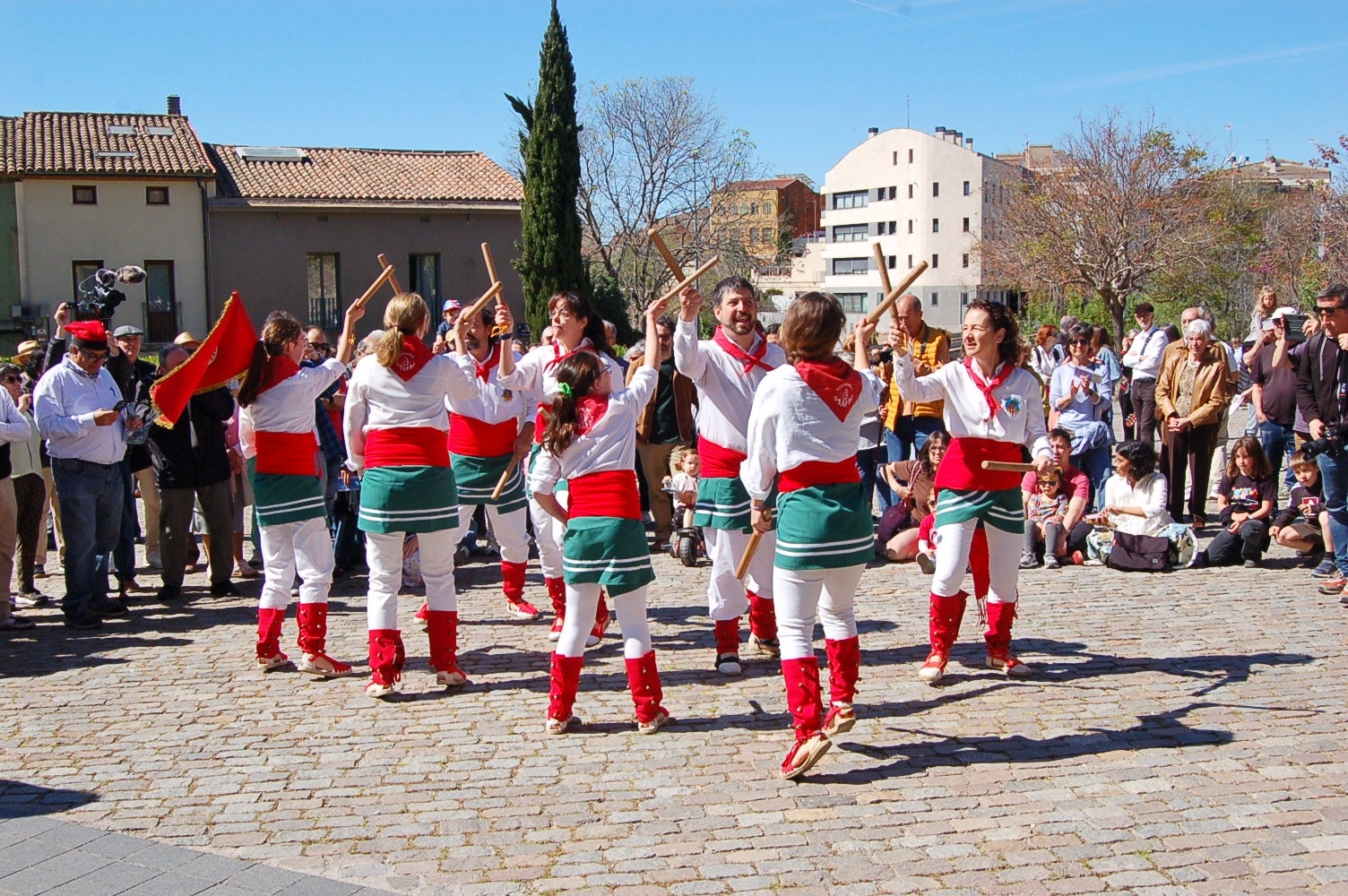 Les caramelles han tornat a omplir als carrers de Terrassa. Es tracta d'una tradició que l'entitat ludicocultural La Xemeneia va decidir recuperar fa cinc anys amb l'objectiu de reviure aquesta tradició. Es tracta d'una celebració vinculada a la Pasqua on un grup de cantaires recorren els carrers de la ciutat interpretant cançons | Ramon Navarro