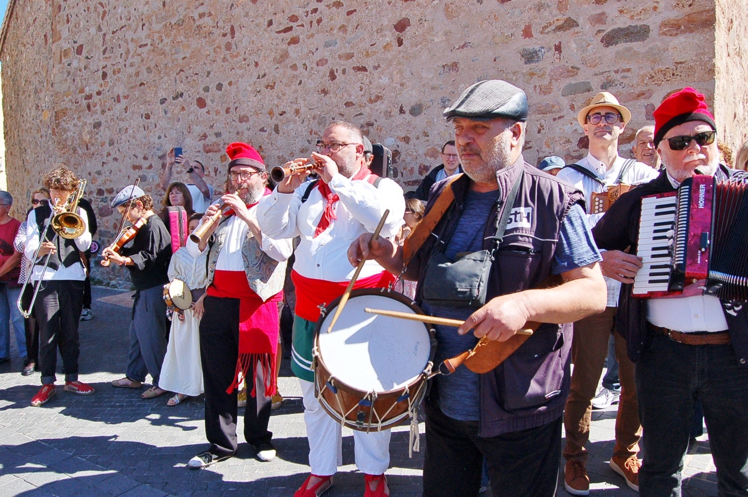 Les caramelles han tornat a omplir als carrers de Terrassa. Es tracta d'una tradició que l'entitat ludicocultural La Xemeneia va decidir recuperar fa cinc anys amb l'objectiu de reviure aquesta tradició. Es tracta d'una celebració vinculada a la Pasqua on un grup de cantaires recorren els carrers de la ciutat interpretant cançons | Ramon Navarro