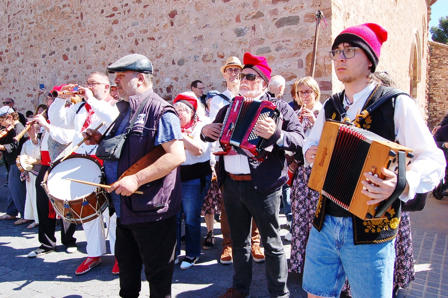 Les caramelles han tornat a omplir als carrers de Terrassa. Es tracta d'una tradició que l'entitat ludicocultural La Xemeneia va decidir recuperar fa cinc anys amb l'objectiu de reviure aquesta tradició. Es tracta d'una celebració vinculada a la Pasqua on un grup de cantaires recorren els carrers de la ciutat interpretant cançons | Ramon Navarro