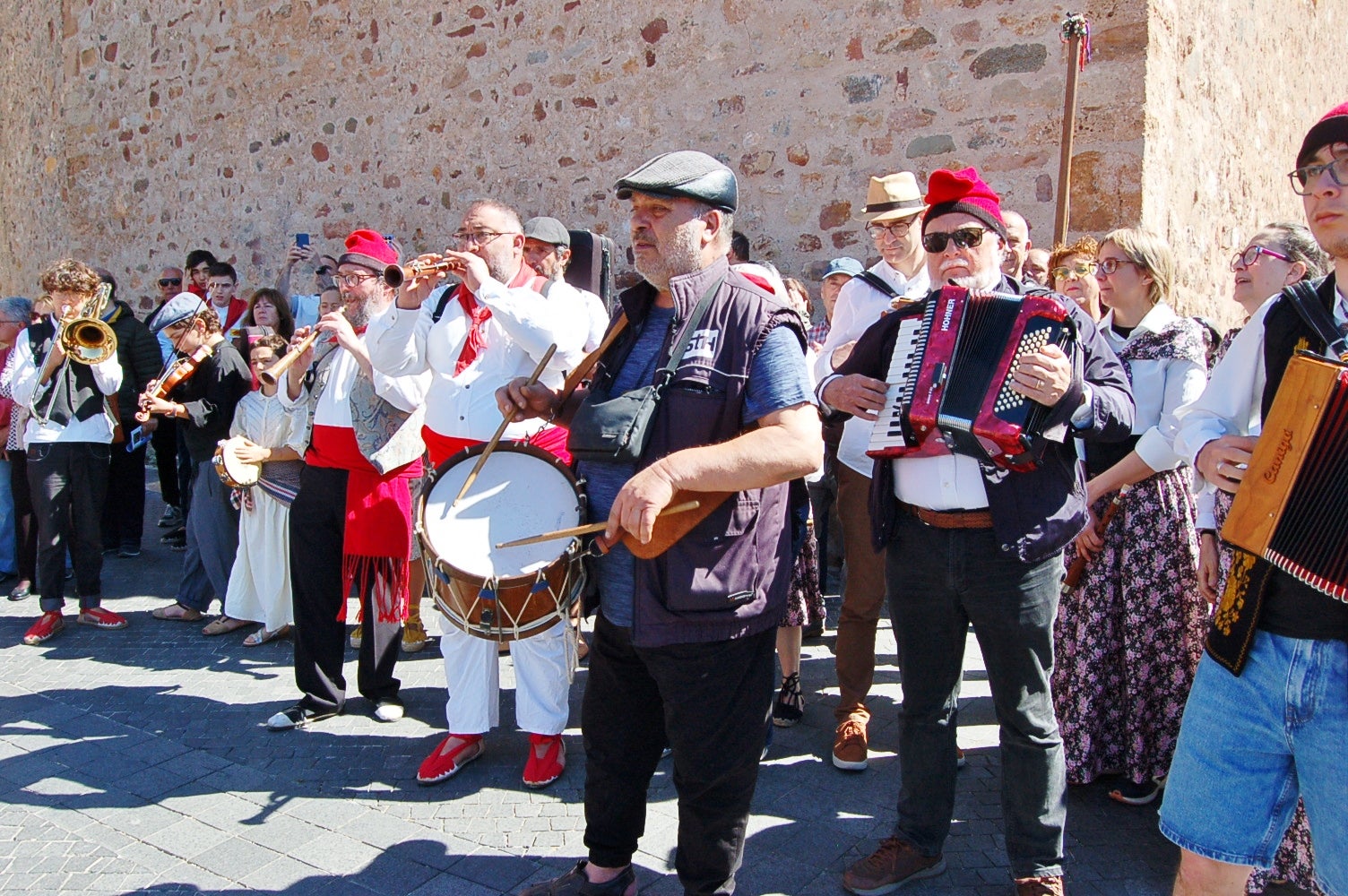 Les caramelles han tornat a omplir als carrers de Terrassa. Es tracta d'una tradició que l'entitat ludicocultural La Xemeneia va decidir recuperar fa cinc anys amb l'objectiu de reviure aquesta tradició. Es tracta d'una celebració vinculada a la Pasqua on un grup de cantaires recorren els carrers de la ciutat interpretant cançons | Ramon Navarro