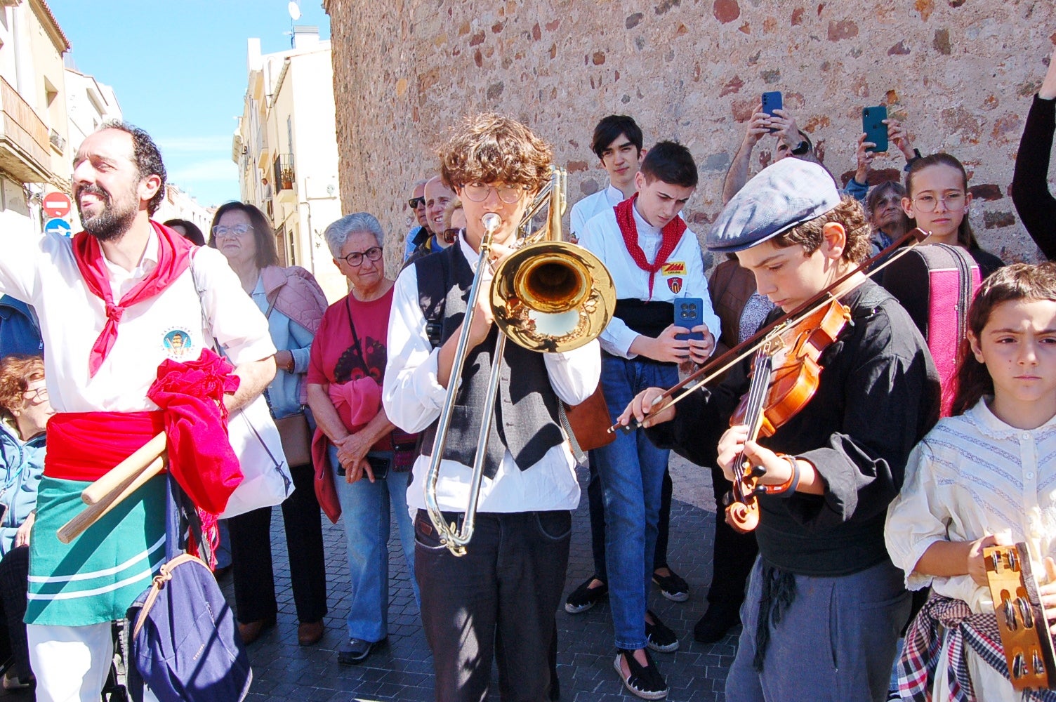 Les caramelles han tornat a omplir als carrers de Terrassa. Es tracta d'una tradició que l'entitat ludicocultural La Xemeneia va decidir recuperar fa cinc anys amb l'objectiu de reviure aquesta tradició. Es tracta d'una celebració vinculada a la Pasqua on un grup de cantaires recorren els carrers de la ciutat interpretant cançons | Ramon Navarro