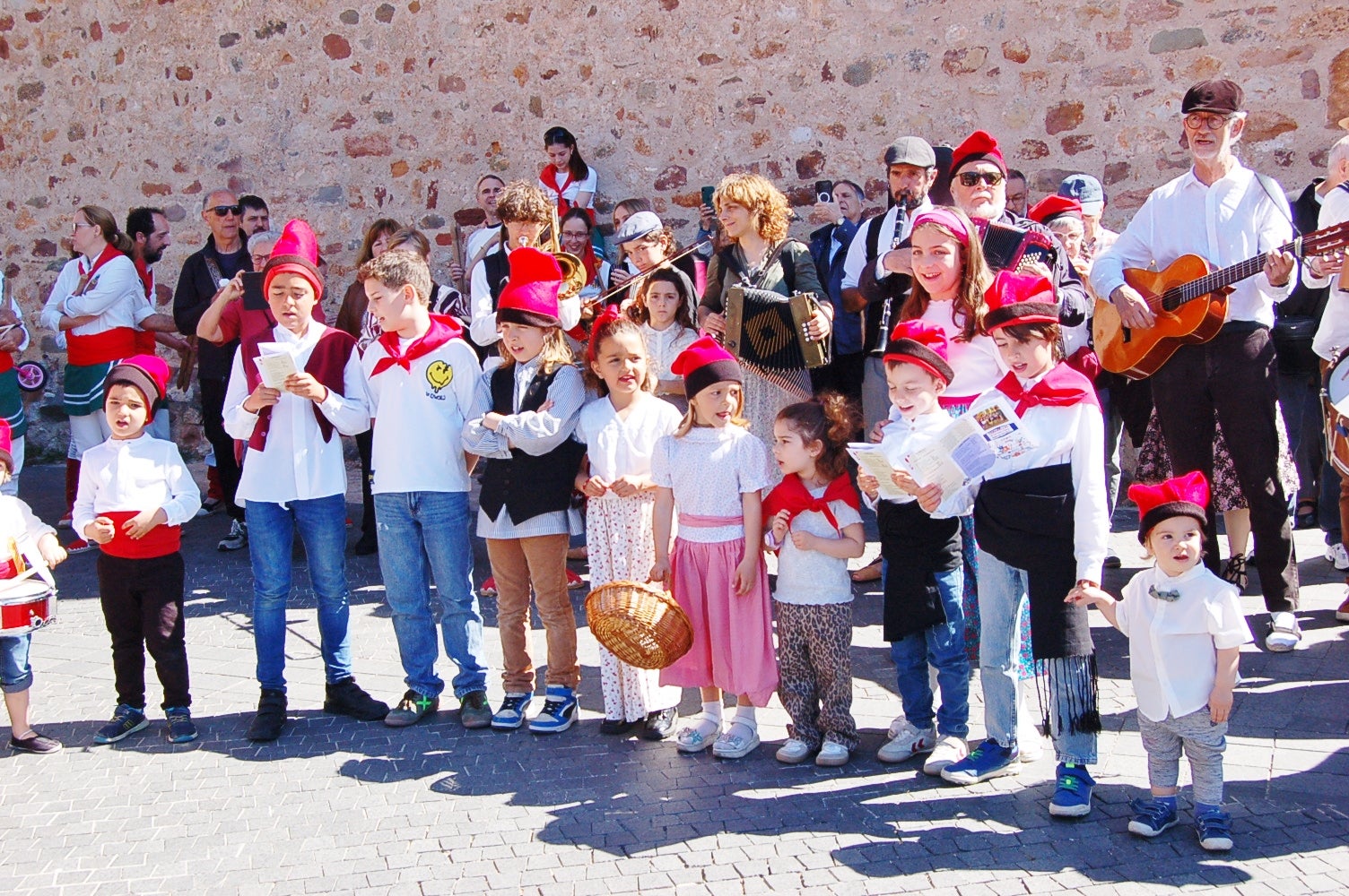 Les caramelles han tornat a omplir als carrers de Terrassa. Es tracta d'una tradició que l'entitat ludicocultural La Xemeneia va decidir recuperar fa cinc anys amb l'objectiu de reviure aquesta tradició. Es tracta d'una celebració vinculada a la Pasqua on un grup de cantaires recorren els carrers de la ciutat interpretant cançons | Ramon Navarro
