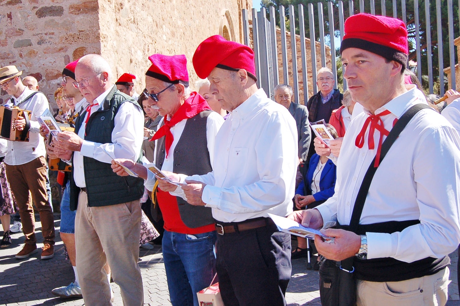 Les caramelles han tornat a omplir als carrers de Terrassa. Es tracta d'una tradició que l'entitat ludicocultural La Xemeneia va decidir recuperar fa cinc anys amb l'objectiu de reviure aquesta tradició. Es tracta d'una celebració vinculada a la Pasqua on un grup de cantaires recorren els carrers de la ciutat interpretant cançons | Ramon Navarro