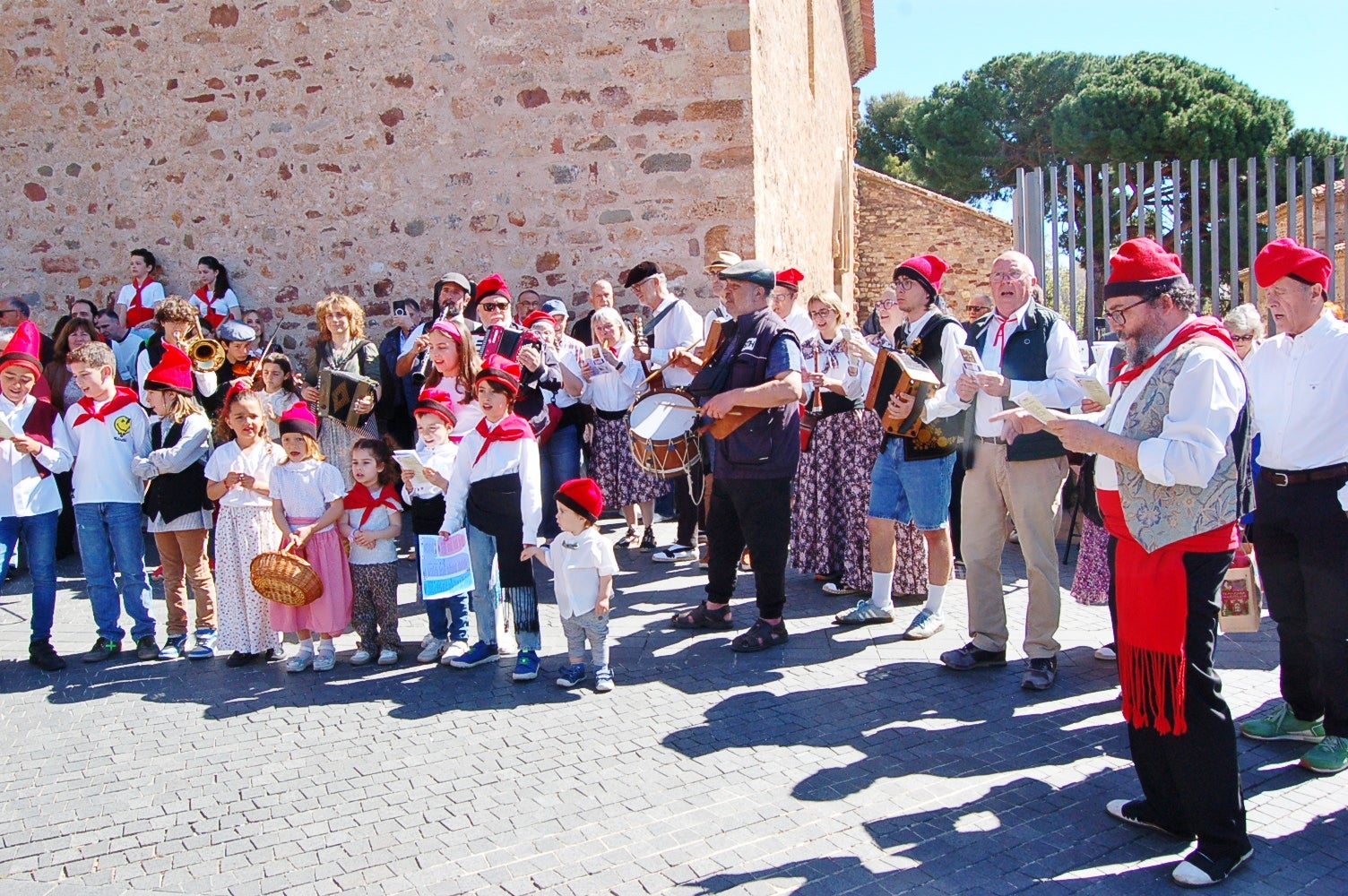 Les caramelles han tornat a omplir als carrers de Terrassa. Es tracta d'una tradició que l'entitat ludicocultural La Xemeneia va decidir recuperar fa cinc anys amb l'objectiu de reviure aquesta tradició. Es tracta d'una celebració vinculada a la Pasqua on un grup de cantaires recorren els carrers de la ciutat interpretant cançons | Ramon Navarro
