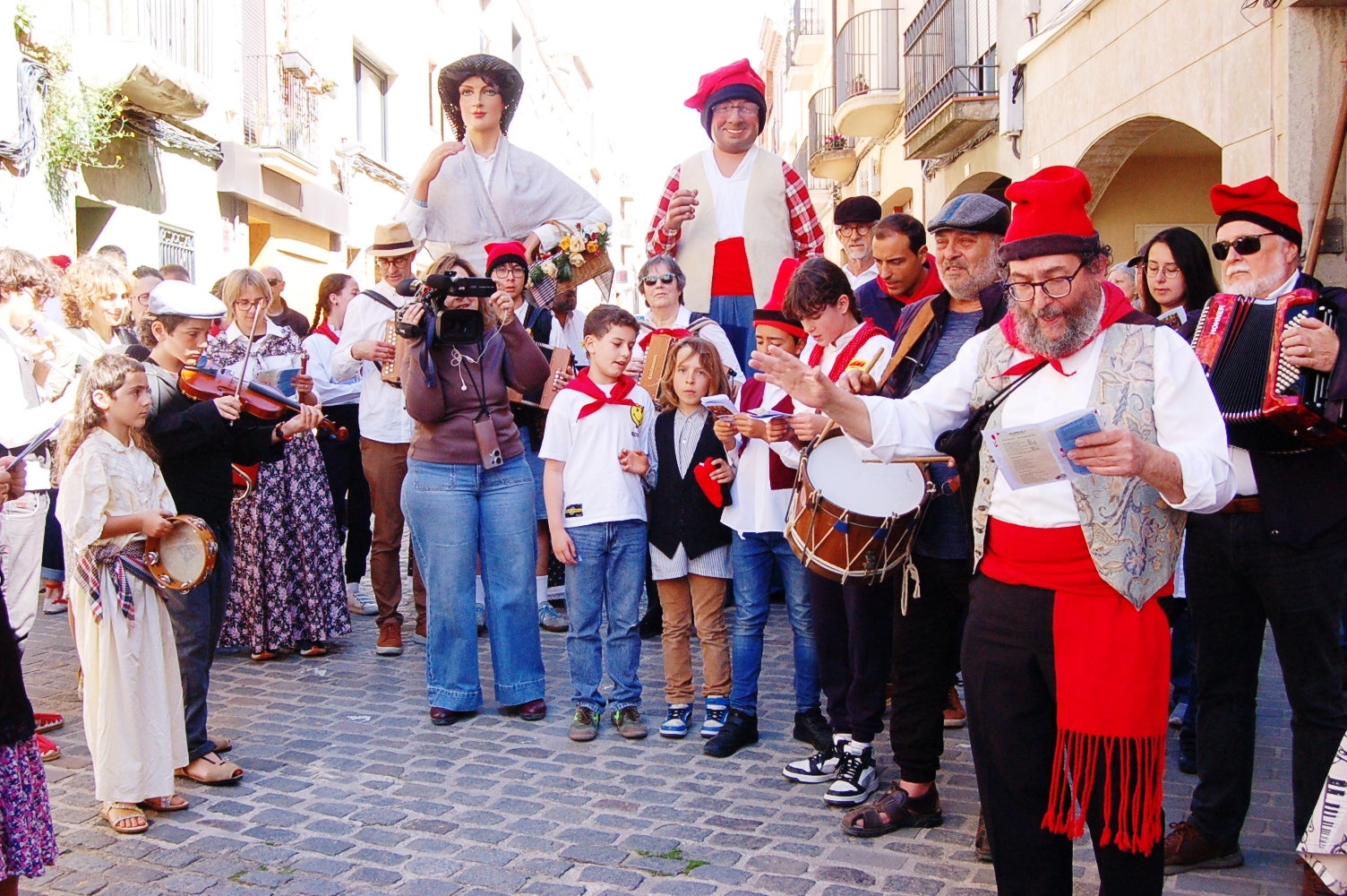 Les caramelles han tornat a omplir als carrers de Terrassa. Es tracta d'una tradició que l'entitat ludicocultural La Xemeneia va decidir recuperar fa cinc anys amb l'objectiu de reviure aquesta tradició. Es tracta d'una celebració vinculada a la Pasqua on un grup de cantaires recorren els carrers de la ciutat interpretant cançons | Ramon Navarro
