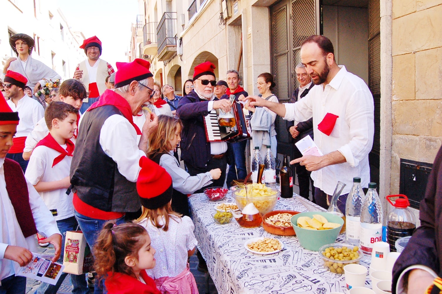 Les caramelles han tornat a omplir als carrers de Terrassa. Es tracta d'una tradició que l'entitat ludicocultural La Xemeneia va decidir recuperar fa cinc anys amb l'objectiu de reviure aquesta tradició. Es tracta d'una celebració vinculada a la Pasqua on un grup de cantaires recorren els carrers de la ciutat interpretant cançons | Ramon Navarro