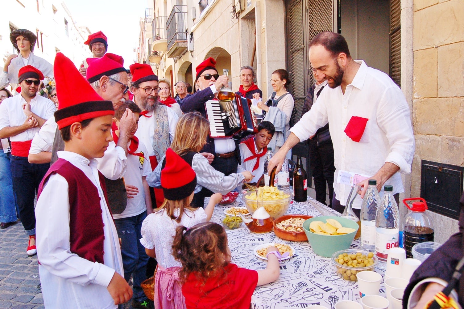 Les caramelles han tornat a omplir als carrers de Terrassa. Es tracta d'una tradició que l'entitat ludicocultural La Xemeneia va decidir recuperar fa cinc anys amb l'objectiu de reviure aquesta tradició. Es tracta d'una celebració vinculada a la Pasqua on un grup de cantaires recorren els carrers de la ciutat interpretant cançons | Ramon Navarro