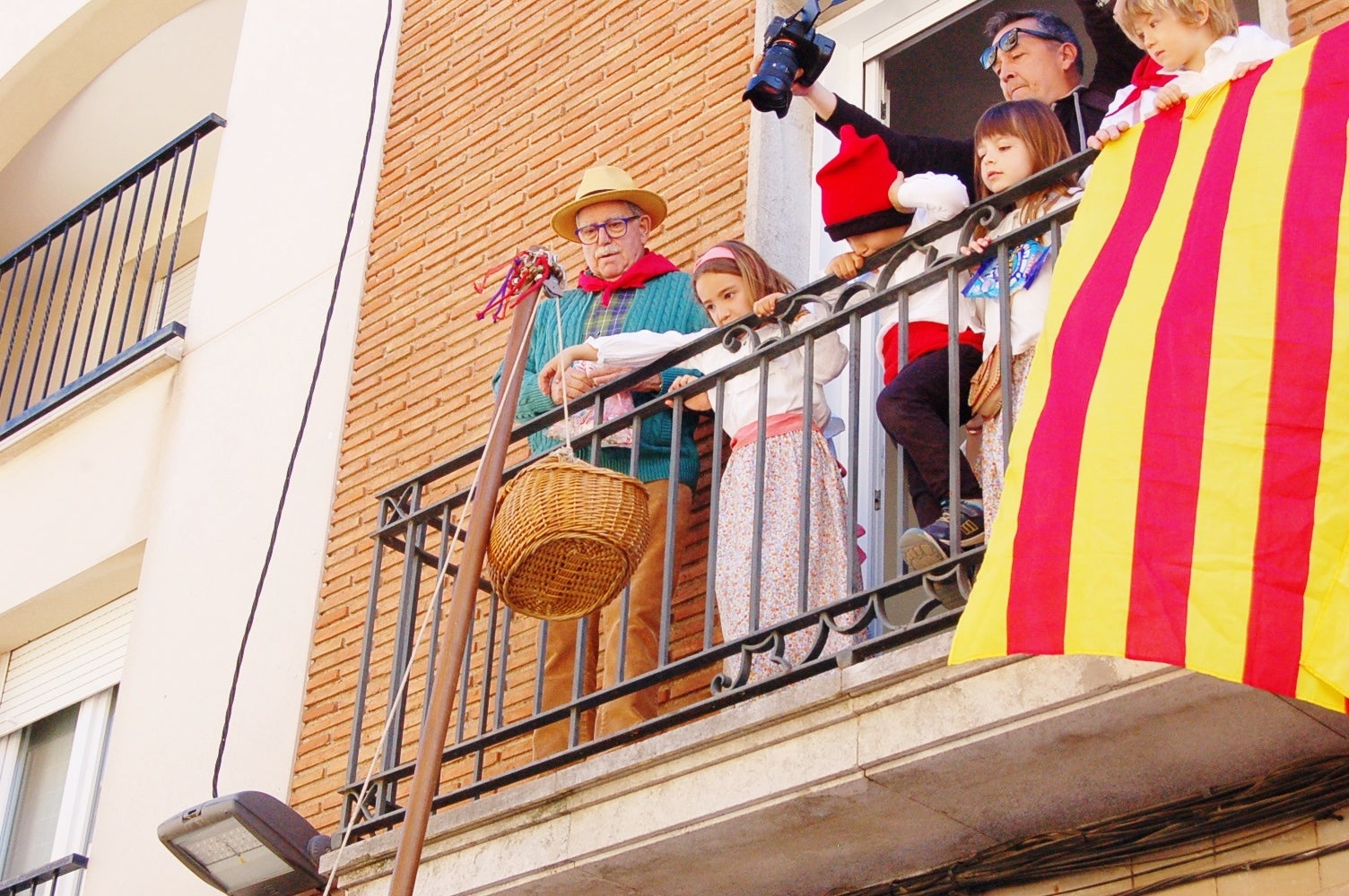 Les caramelles han tornat a omplir als carrers de Terrassa. Es tracta d'una tradició que l'entitat ludicocultural La Xemeneia va decidir recuperar fa cinc anys amb l'objectiu de reviure aquesta tradició. Es tracta d'una celebració vinculada a la Pasqua on un grup de cantaires recorren els carrers de la ciutat interpretant cançons | Ramon Navarro