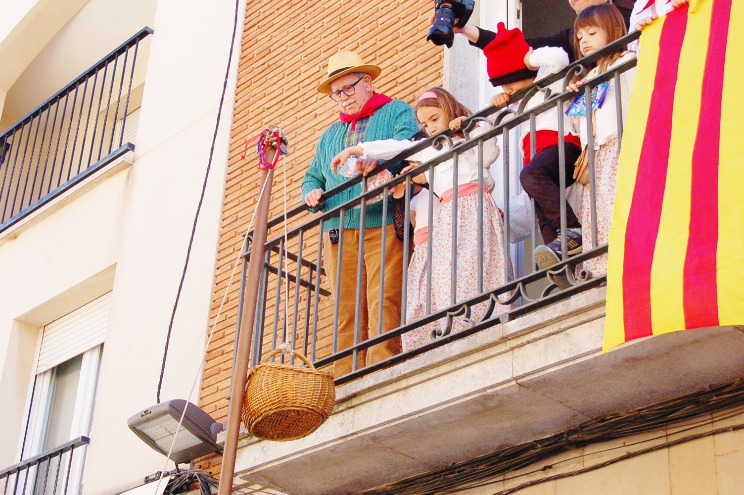 Les caramelles han tornat a omplir als carrers de Terrassa. Es tracta d'una tradició que l'entitat ludicocultural La Xemeneia va decidir recuperar fa cinc anys amb l'objectiu de reviure aquesta tradició. Es tracta d'una celebració vinculada a la Pasqua on un grup de cantaires recorren els carrers de la ciutat interpretant cançons | Ramon Navarro