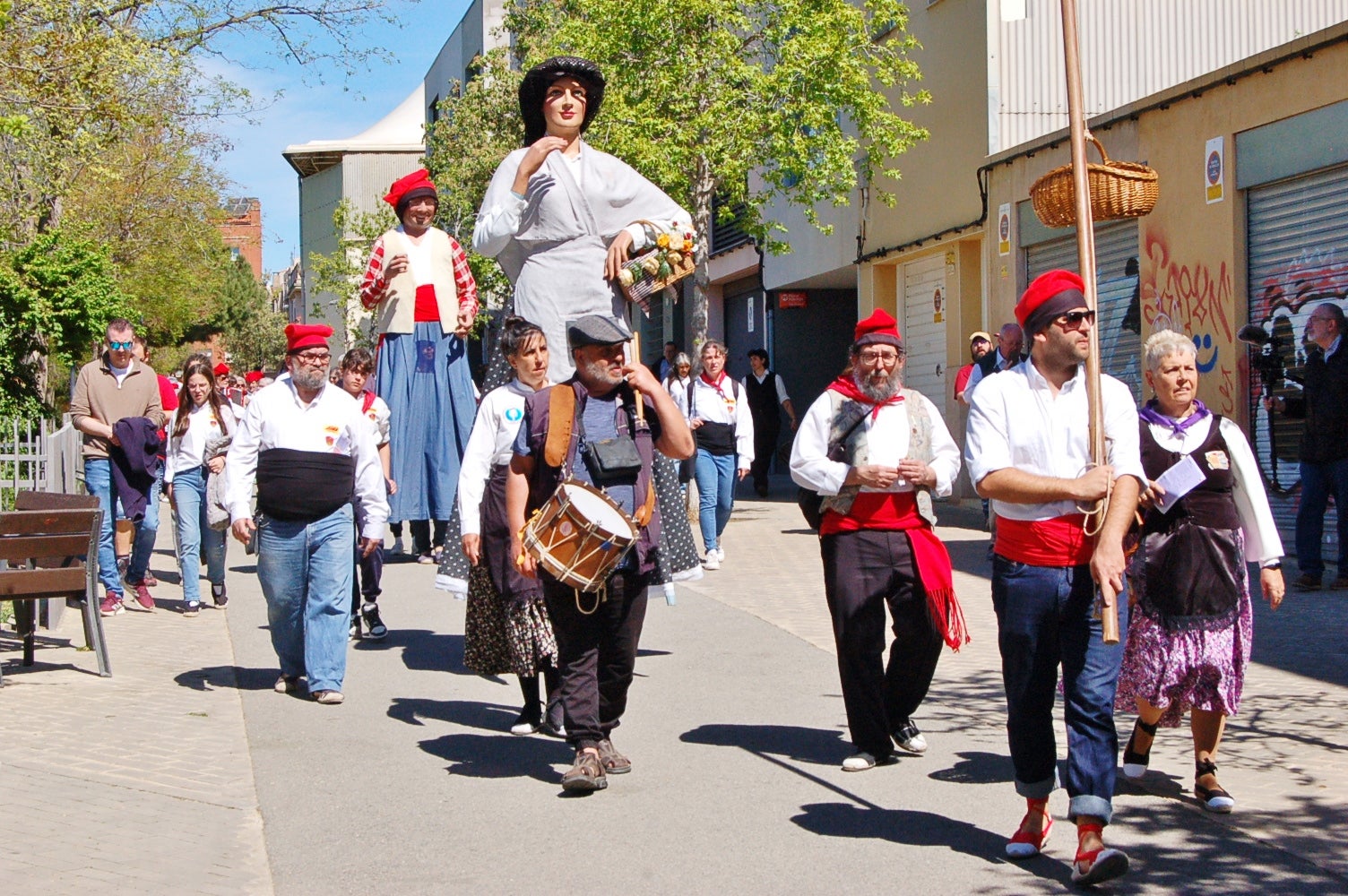 Les caramelles han tornat a omplir als carrers de Terrassa. Es tracta d'una tradició que l'entitat ludicocultural La Xemeneia va decidir recuperar fa cinc anys amb l'objectiu de reviure aquesta tradició. Es tracta d'una celebració vinculada a la Pasqua on un grup de cantaires recorren els carrers de la ciutat interpretant cançons | Ramon Navarro