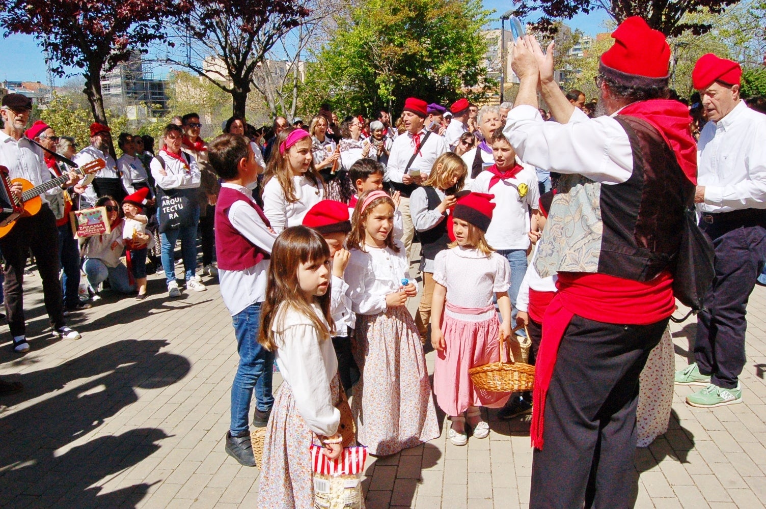 Les caramelles han tornat a omplir als carrers de Terrassa. Es tracta d'una tradició que l'entitat ludicocultural La Xemeneia va decidir recuperar fa cinc anys amb l'objectiu de reviure aquesta tradició. Es tracta d'una celebració vinculada a la Pasqua on un grup de cantaires recorren els carrers de la ciutat interpretant cançons | Ramon Navarro