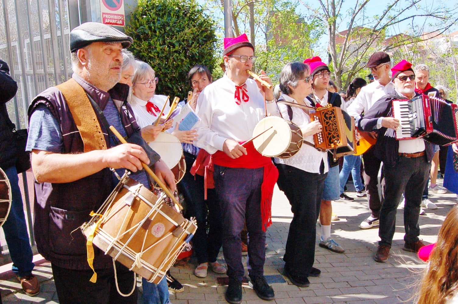 Les caramelles han tornat a omplir als carrers de Terrassa. Es tracta d'una tradició que l'entitat ludicocultural La Xemeneia va decidir recuperar fa cinc anys amb l'objectiu de reviure aquesta tradició. Es tracta d'una celebració vinculada a la Pasqua on un grup de cantaires recorren els carrers de la ciutat interpretant cançons | Ramon Navarro