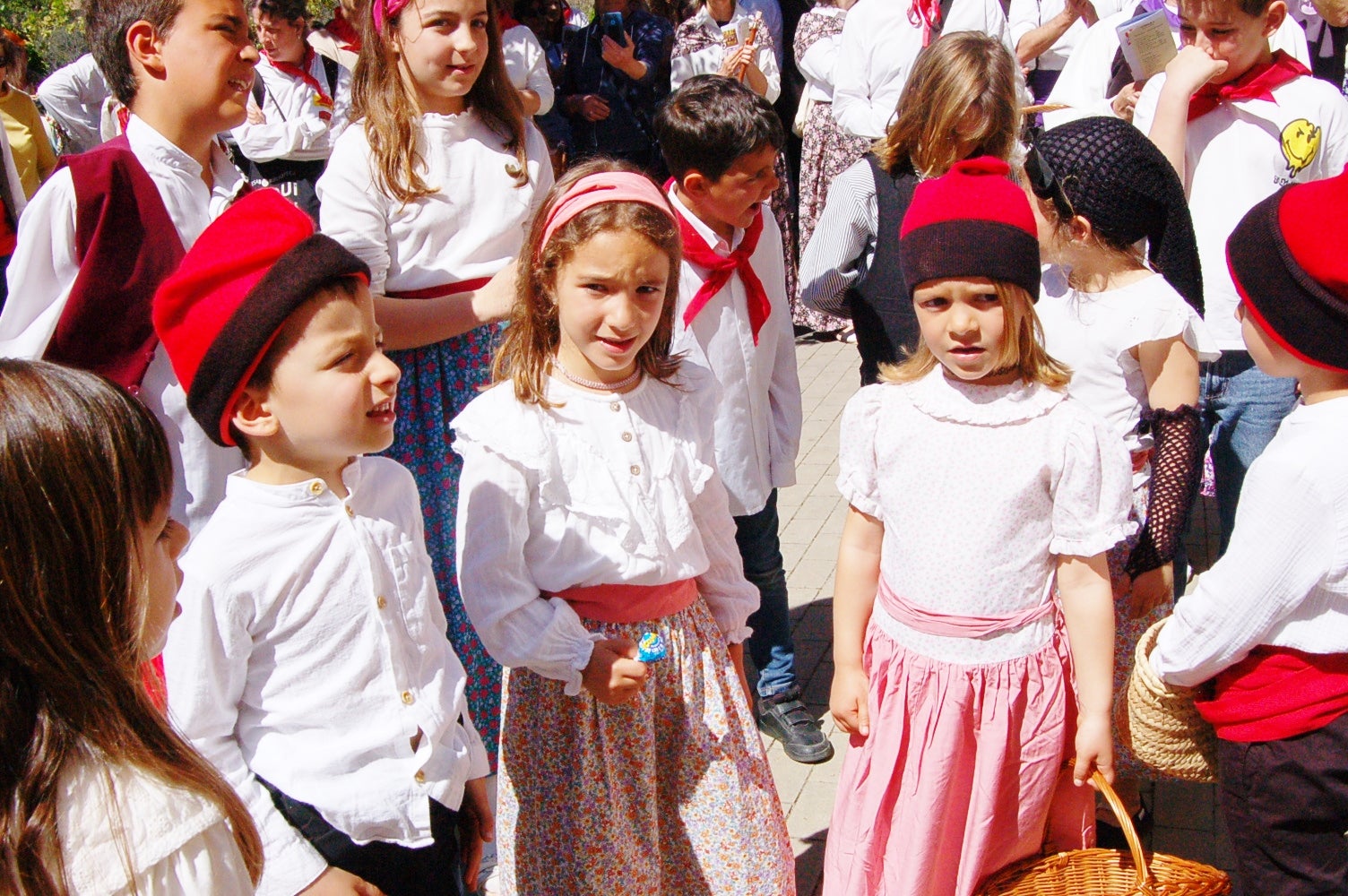 Les caramelles han tornat a omplir als carrers de Terrassa. Es tracta d'una tradició que l'entitat ludicocultural La Xemeneia va decidir recuperar fa cinc anys amb l'objectiu de reviure aquesta tradició. Es tracta d'una celebració vinculada a la Pasqua on un grup de cantaires recorren els carrers de la ciutat interpretant cançons | Ramon Navarro