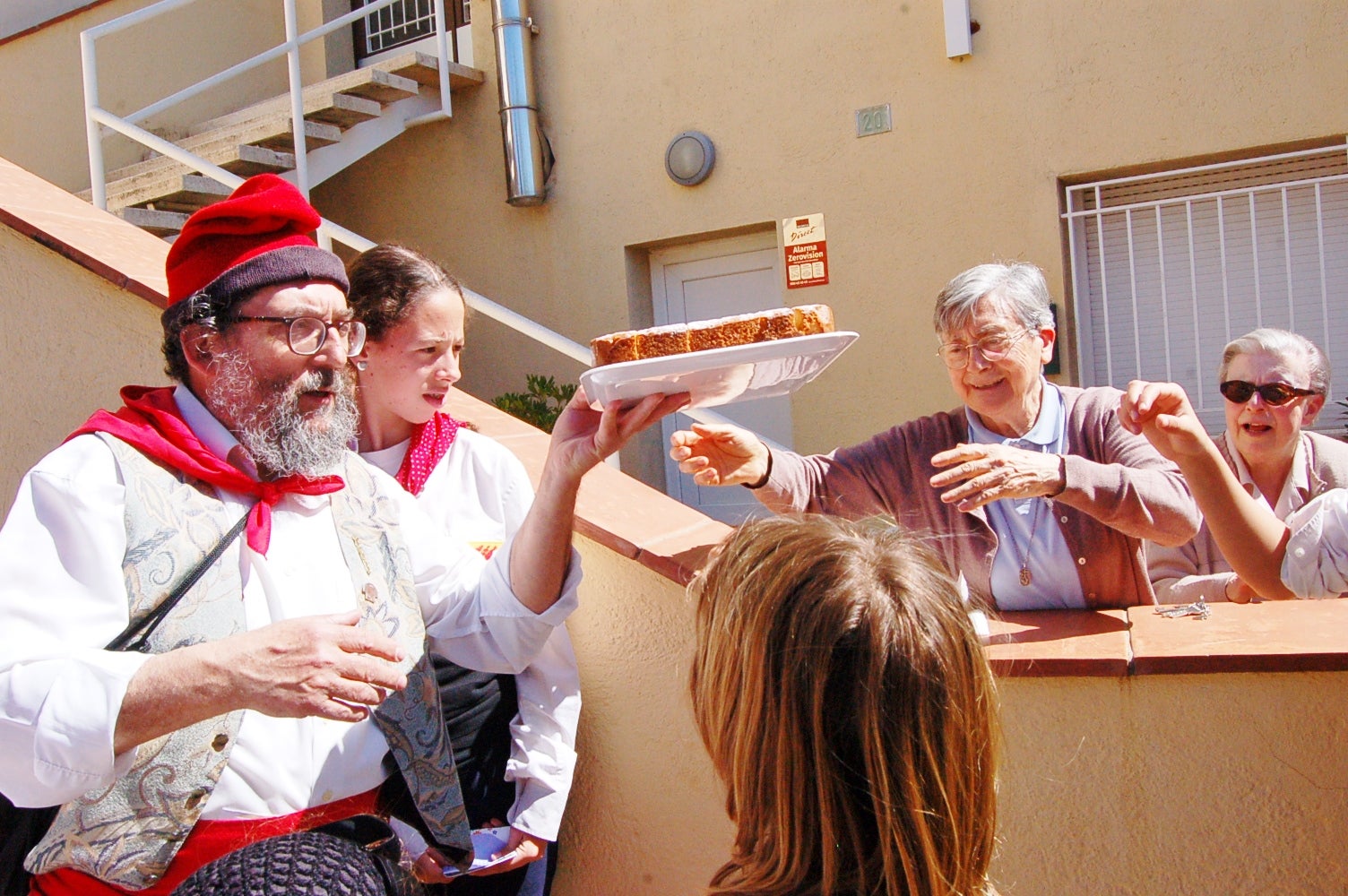 Les caramelles han tornat a omplir als carrers de Terrassa. Es tracta d'una tradició que l'entitat ludicocultural La Xemeneia va decidir recuperar fa cinc anys amb l'objectiu de reviure aquesta tradició. Es tracta d'una celebració vinculada a la Pasqua on un grup de cantaires recorren els carrers de la ciutat interpretant cançons | Ramon Navarro