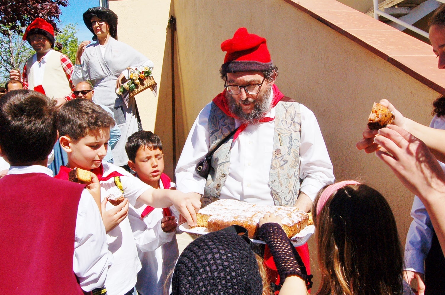 Les caramelles han tornat a omplir als carrers de Terrassa. Es tracta d'una tradició que l'entitat ludicocultural La Xemeneia va decidir recuperar fa cinc anys amb l'objectiu de reviure aquesta tradició. Es tracta d'una celebració vinculada a la Pasqua on un grup de cantaires recorren els carrers de la ciutat interpretant cançons | Ramon Navarro