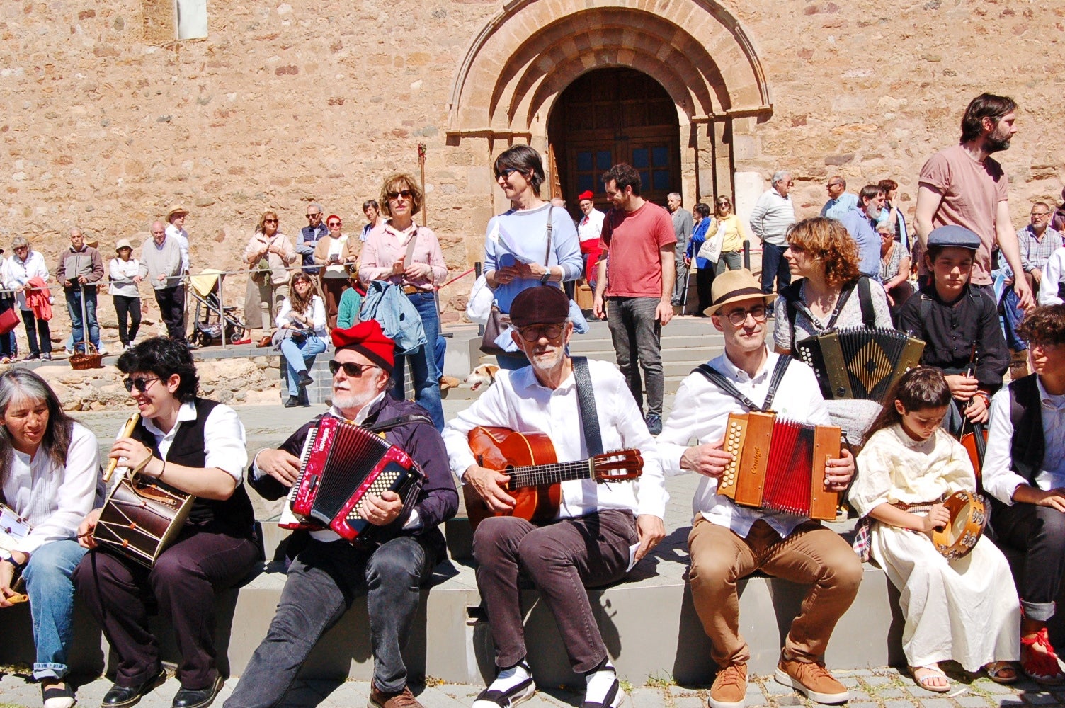 Les caramelles han tornat a omplir als carrers de Terrassa. Es tracta d'una tradició que l'entitat ludicocultural La Xemeneia va decidir recuperar fa cinc anys amb l'objectiu de reviure aquesta tradició. Es tracta d'una celebració vinculada a la Pasqua on un grup de cantaires recorren els carrers de la ciutat interpretant cançons | Ramon Navarro