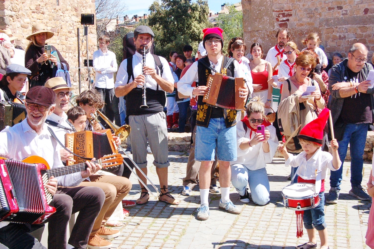 Les caramelles han tornat a omplir als carrers de Terrassa. Es tracta d'una tradició que l'entitat ludicocultural La Xemeneia va decidir recuperar fa cinc anys amb l'objectiu de reviure aquesta tradició. Es tracta d'una celebració vinculada a la Pasqua on un grup de cantaires recorren els carrers de la ciutat interpretant cançons | Ramon Navarro