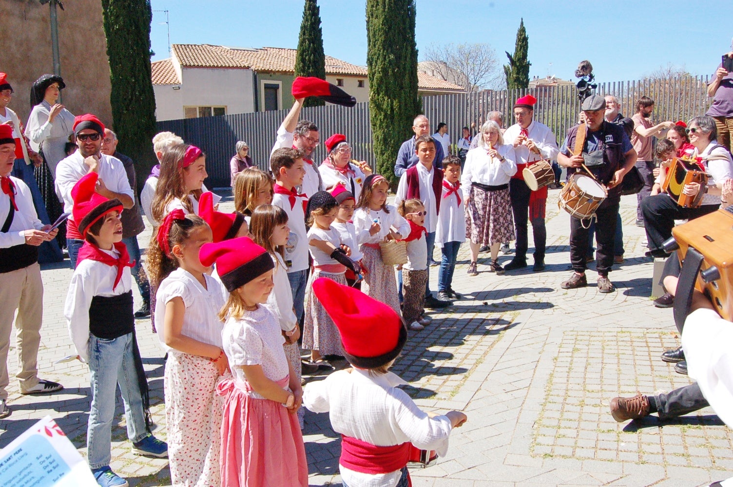 Les caramelles han tornat a omplir als carrers de Terrassa. Es tracta d'una tradició que l'entitat ludicocultural La Xemeneia va decidir recuperar fa cinc anys amb l'objectiu de reviure aquesta tradició. Es tracta d'una celebració vinculada a la Pasqua on un grup de cantaires recorren els carrers de la ciutat interpretant cançons | Ramon Navarro
