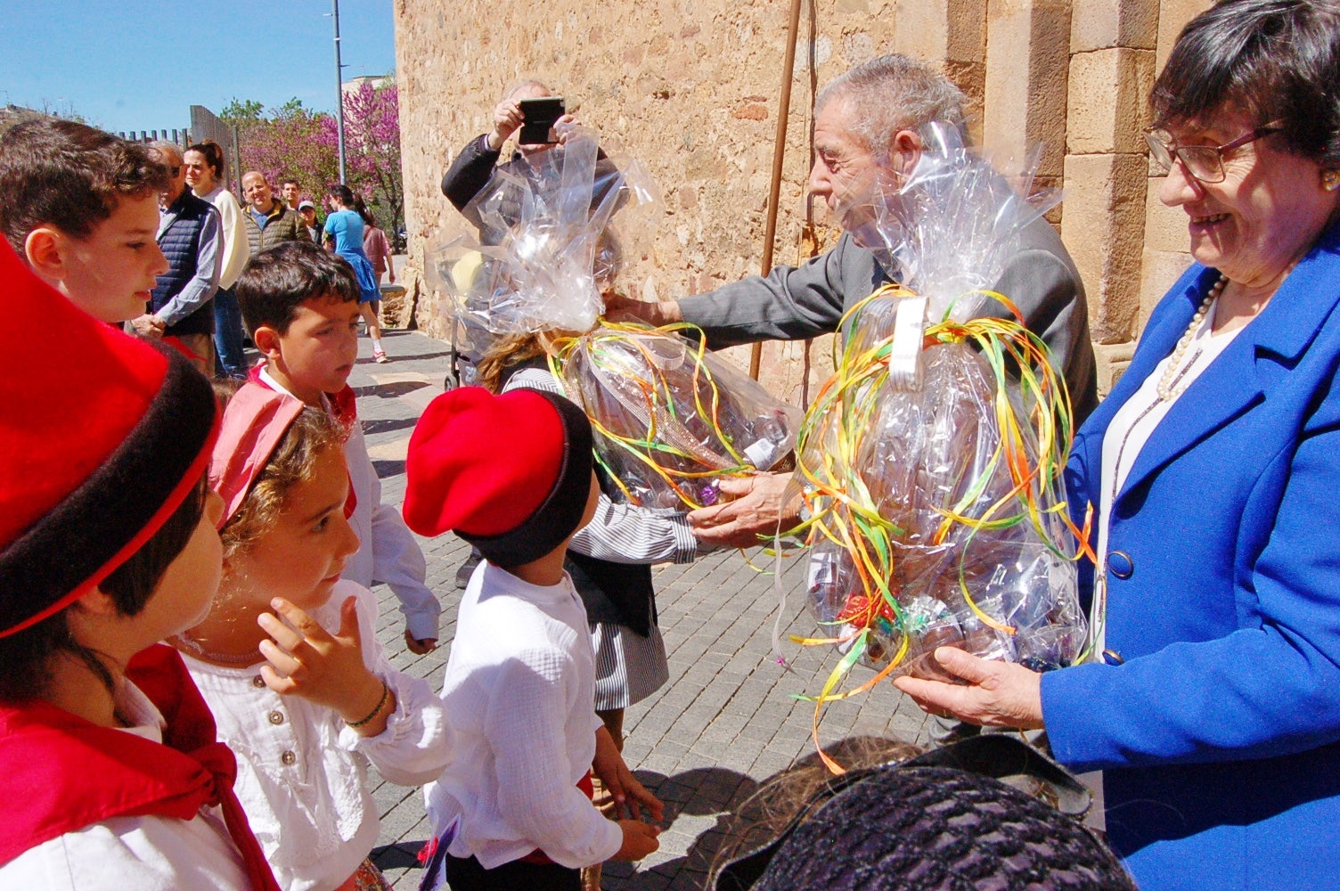Les caramelles han tornat a omplir als carrers de Terrassa. Es tracta d'una tradició que l'entitat ludicocultural La Xemeneia va decidir recuperar fa cinc anys amb l'objectiu de reviure aquesta tradició. Es tracta d'una celebració vinculada a la Pasqua on un grup de cantaires recorren els carrers de la ciutat interpretant cançons | Ramon Navarro
