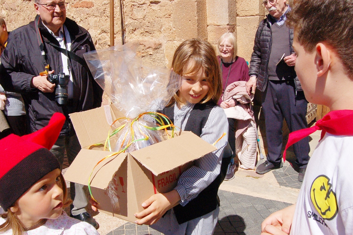 Les caramelles han tornat a omplir als carrers de Terrassa. Es tracta d'una tradició que l'entitat ludicocultural La Xemeneia va decidir recuperar fa cinc anys amb l'objectiu de reviure aquesta tradició. Es tracta d'una celebració vinculada a la Pasqua on un grup de cantaires recorren els carrers de la ciutat interpretant cançons | Ramon Navarro