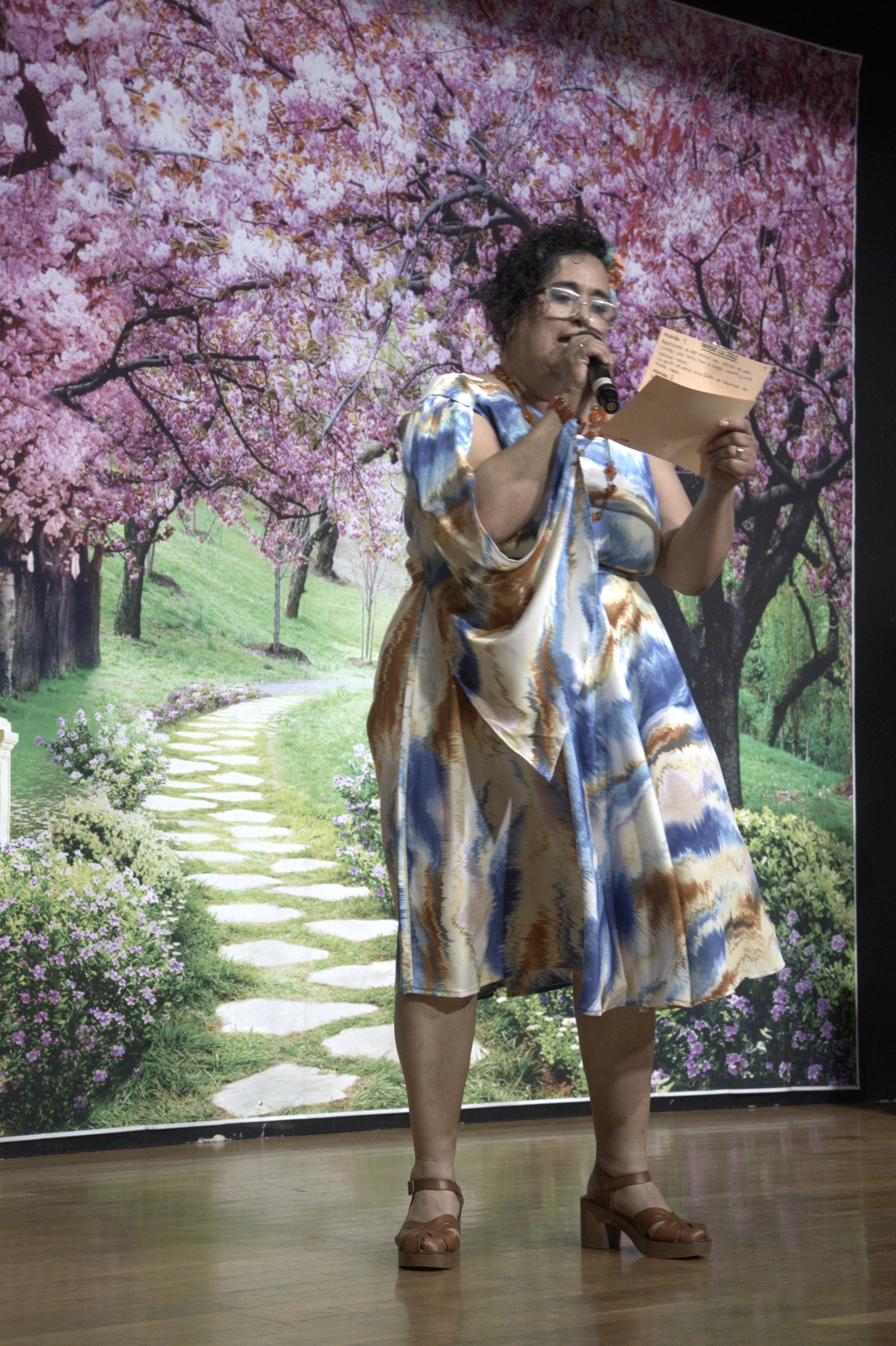 Can Palet va viure aquest dissabte passat al centre cívic Alcalde Morera la seva tercera Desfilada de Models, amb dones de totes les edats, dels deu als vuitanta anys, portant roba de les botigues del barri. Van ser una quinzena, amb tres passis i conjunts diferents cada vegada, i entre les quals hi havia fins i tot la regidora del Districte 3, Montserrat Alba. En aquesta ocasió, es tractava de la moda primavera-estiu. Com a mestra de cerimònies, oficiava la vicepresidenta de Comerç Can Palet, Olivia Ferre, i la roba provenia de Merceria Nati i Desitjos Lisis. Per a la preparació, es disposava de l'equip de la maquilladora Pilar Mirelles i Kassandra Perruquers i els maniquins de Bazar La Isla. Entre passi i passi, va actuar el grup de cançó popular de l'Associació Raíces de Andalucía | Eva Cañas/Pilar Miralles