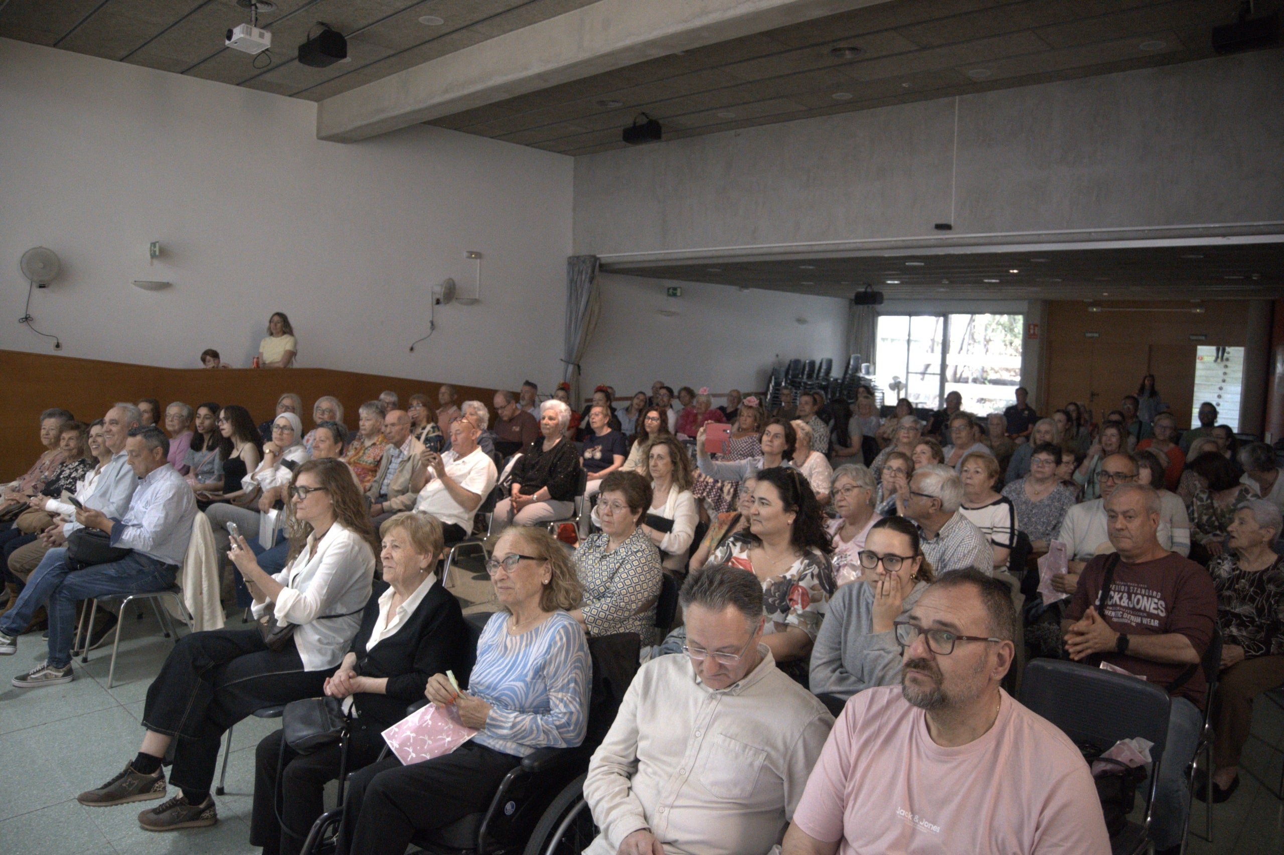 Can Palet va viure aquest dissabte passat al centre cívic Alcalde Morera la seva tercera Desfilada de Models, amb dones de totes les edats, dels deu als vuitanta anys, portant roba de les botigues del barri. Van ser una quinzena, amb tres passis i conjunts diferents cada vegada, i entre les quals hi havia fins i tot la regidora del Districte 3, Montserrat Alba. En aquesta ocasió, es tractava de la moda primavera-estiu. Com a mestra de cerimònies, oficiava la vicepresidenta de Comerç Can Palet, Olivia Ferre, i la roba provenia de Merceria Nati i Desitjos Lisis. Per a la preparació, es disposava de l'equip de la maquilladora Pilar Mirelles i Kassandra Perruquers i els maniquins de Bazar La Isla. Entre passi i passi, va actuar el grup de cançó popular de l'Associació Raíces de Andalucía | Eva Cañas/Pilar Miralles