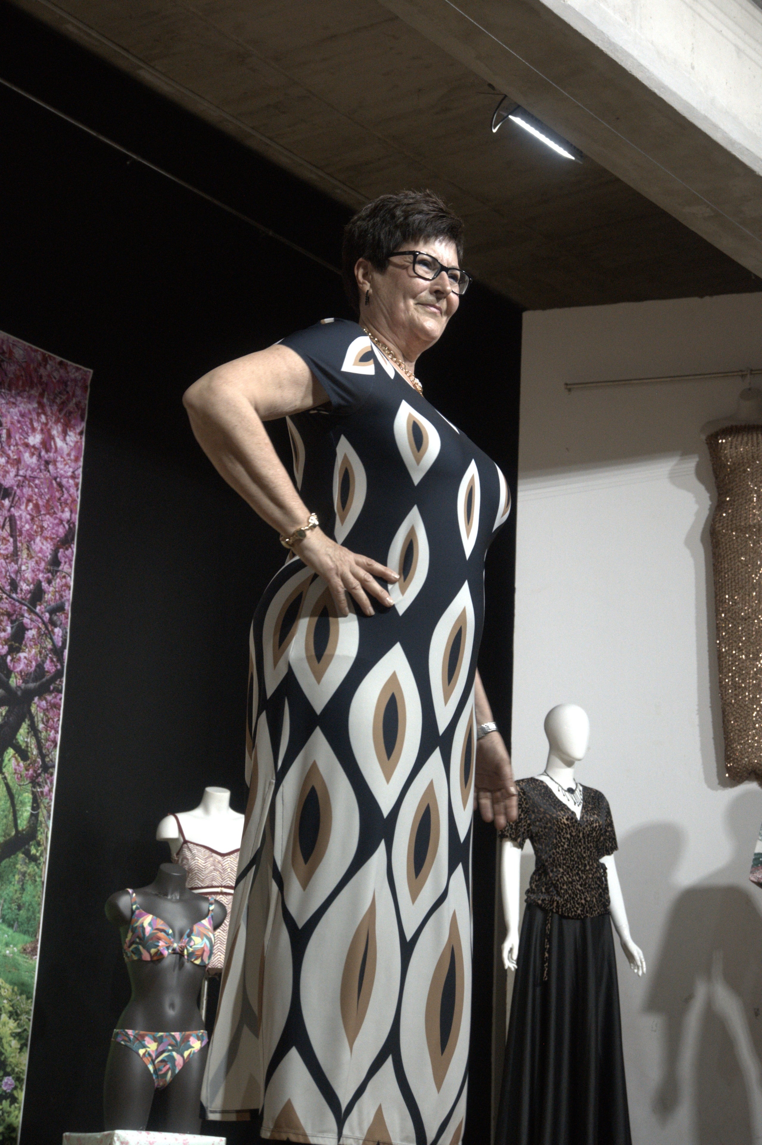 Can Palet va viure aquest dissabte passat al centre cívic Alcalde Morera la seva tercera Desfilada de Models, amb dones de totes les edats, dels deu als vuitanta anys, portant roba de les botigues del barri. Van ser una quinzena, amb tres passis i conjunts diferents cada vegada, i entre les quals hi havia fins i tot la regidora del Districte 3, Montserrat Alba. En aquesta ocasió, es tractava de la moda primavera-estiu. Com a mestra de cerimònies, oficiava la vicepresidenta de Comerç Can Palet, Olivia Ferre, i la roba provenia de Merceria Nati i Desitjos Lisis. Per a la preparació, es disposava de l'equip de la maquilladora Pilar Mirelles i Kassandra Perruquers i els maniquins de Bazar La Isla. Entre passi i passi, va actuar el grup de cançó popular de l'Associació Raíces de Andalucía | Eva Cañas/Pilar Miralles