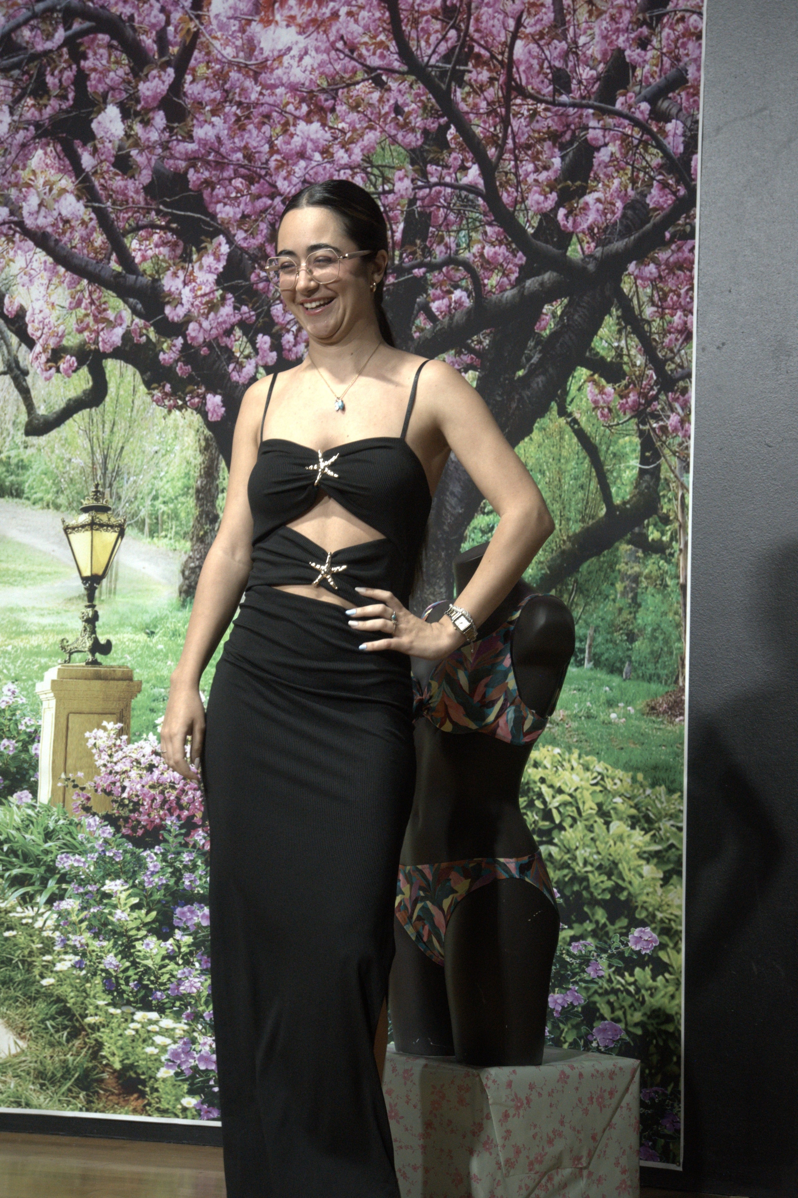 Can Palet va viure aquest dissabte passat al centre cívic Alcalde Morera la seva tercera Desfilada de Models, amb dones de totes les edats, dels deu als vuitanta anys, portant roba de les botigues del barri. Van ser una quinzena, amb tres passis i conjunts diferents cada vegada, i entre les quals hi havia fins i tot la regidora del Districte 3, Montserrat Alba. En aquesta ocasió, es tractava de la moda primavera-estiu. Com a mestra de cerimònies, oficiava la vicepresidenta de Comerç Can Palet, Olivia Ferre, i la roba provenia de Merceria Nati i Desitjos Lisis. Per a la preparació, es disposava de l'equip de la maquilladora Pilar Mirelles i Kassandra Perruquers i els maniquins de Bazar La Isla. Entre passi i passi, va actuar el grup de cançó popular de l'Associació Raíces de Andalucía | Eva Cañas/Pilar Miralles