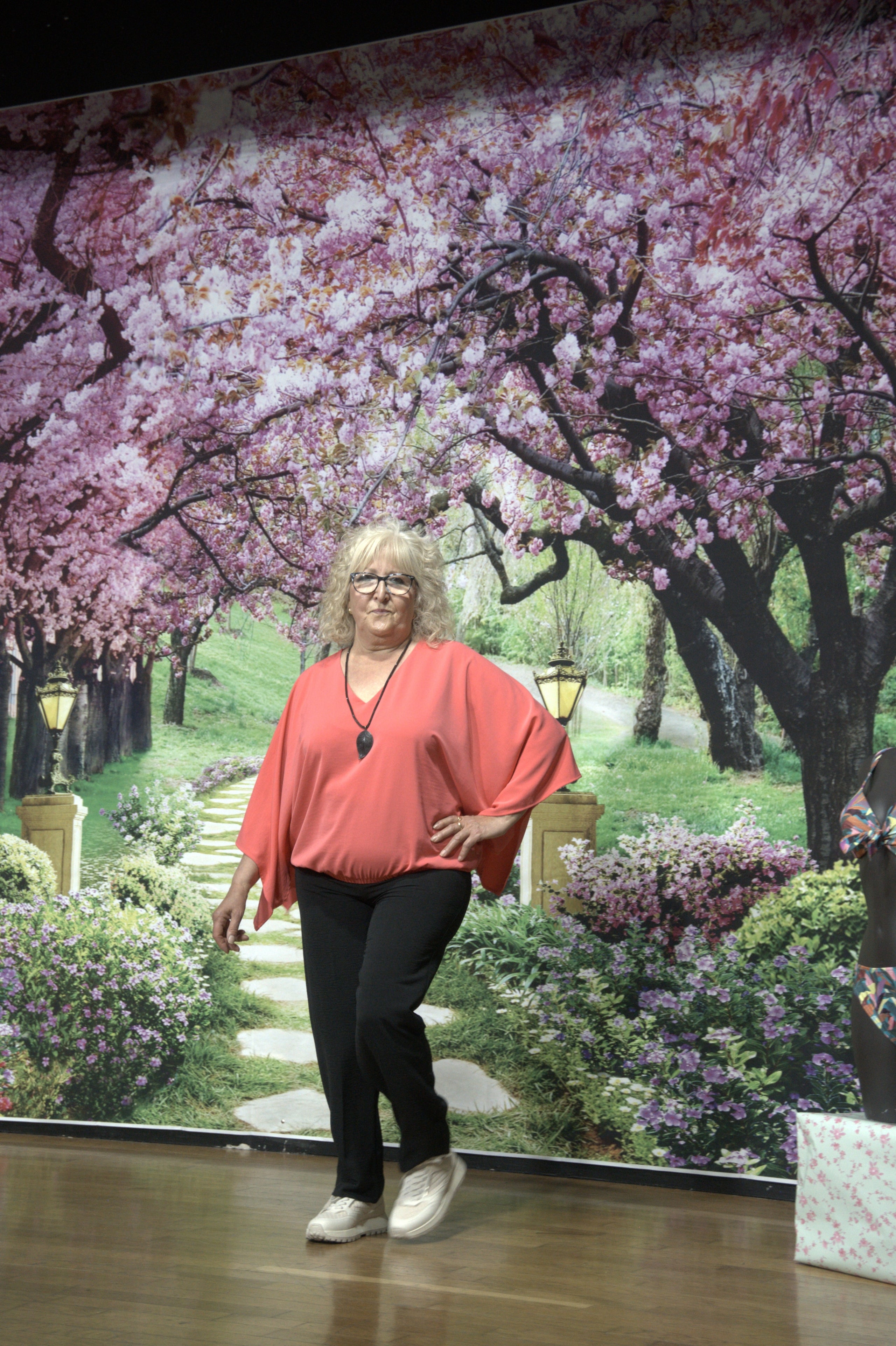 Can Palet va viure aquest dissabte passat al centre cívic Alcalde Morera la seva tercera Desfilada de Models, amb dones de totes les edats, dels deu als vuitanta anys, portant roba de les botigues del barri. Van ser una quinzena, amb tres passis i conjunts diferents cada vegada, i entre les quals hi havia fins i tot la regidora del Districte 3, Montserrat Alba. En aquesta ocasió, es tractava de la moda primavera-estiu. Com a mestra de cerimònies, oficiava la vicepresidenta de Comerç Can Palet, Olivia Ferre, i la roba provenia de Merceria Nati i Desitjos Lisis. Per a la preparació, es disposava de l'equip de la maquilladora Pilar Mirelles i Kassandra Perruquers i els maniquins de Bazar La Isla. Entre passi i passi, va actuar el grup de cançó popular de l'Associació Raíces de Andalucía | Eva Cañas/Pilar Miralles