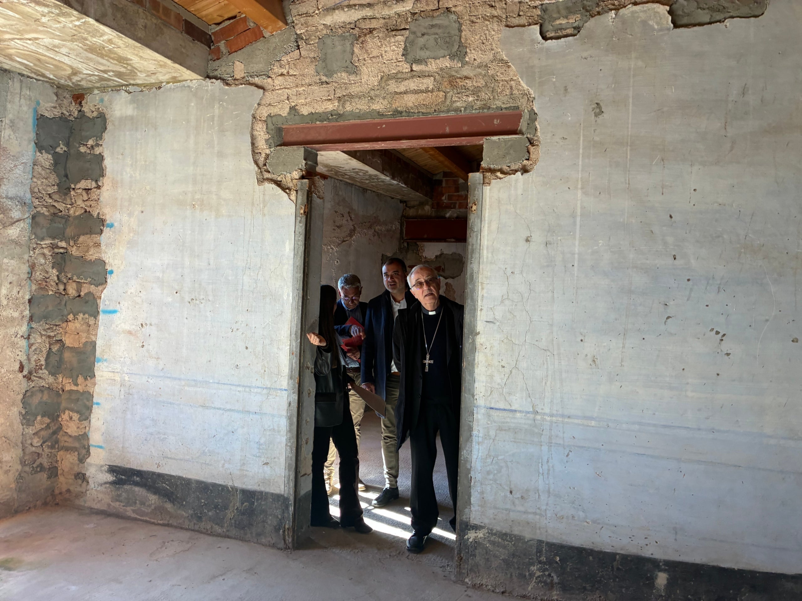 El bisbe de Terrassa, Salvador Cristau, l'alcalde, Jordi Ballart, i el regidor de Cultura, Joan Salvador, escoltant les explicacions de l'arquitecta municipal Carlota de la Presa sobre el futur Centre de Visitants de la Seu d'Ègara | Vicenç Batalla