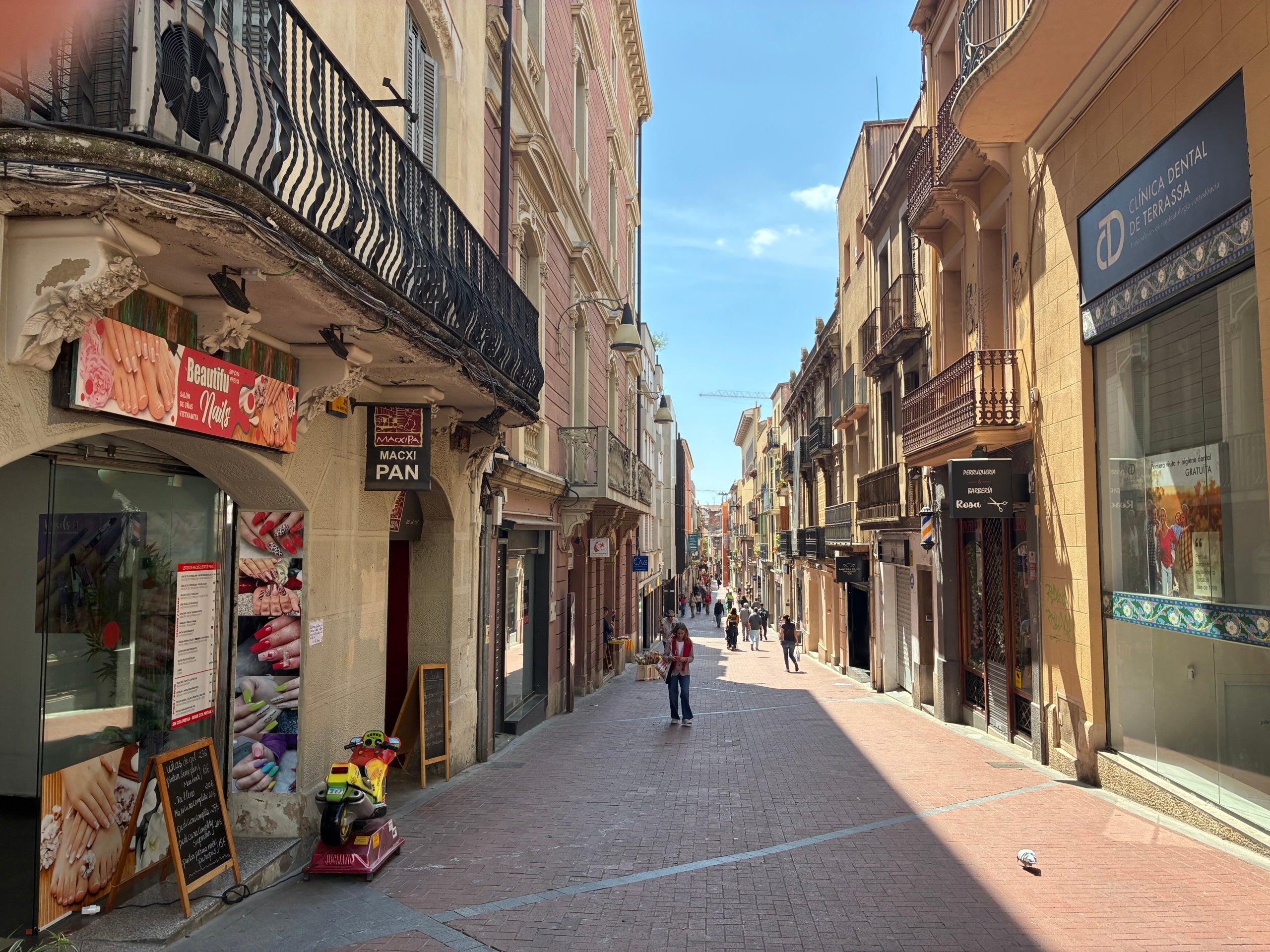 El carrer de Sant Pere de Terrassa, on s'han obert els darrers temps diverses botigues d'ungles i clíniques estètiques | Vicenç Batalla