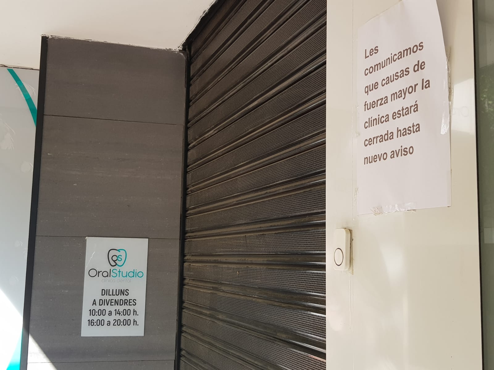 El cartell de la clínica dental Oral Studio anunciant el seu tancament indefinit al carrer Font Vella de Terrassa | Lluïsa Tarrida
