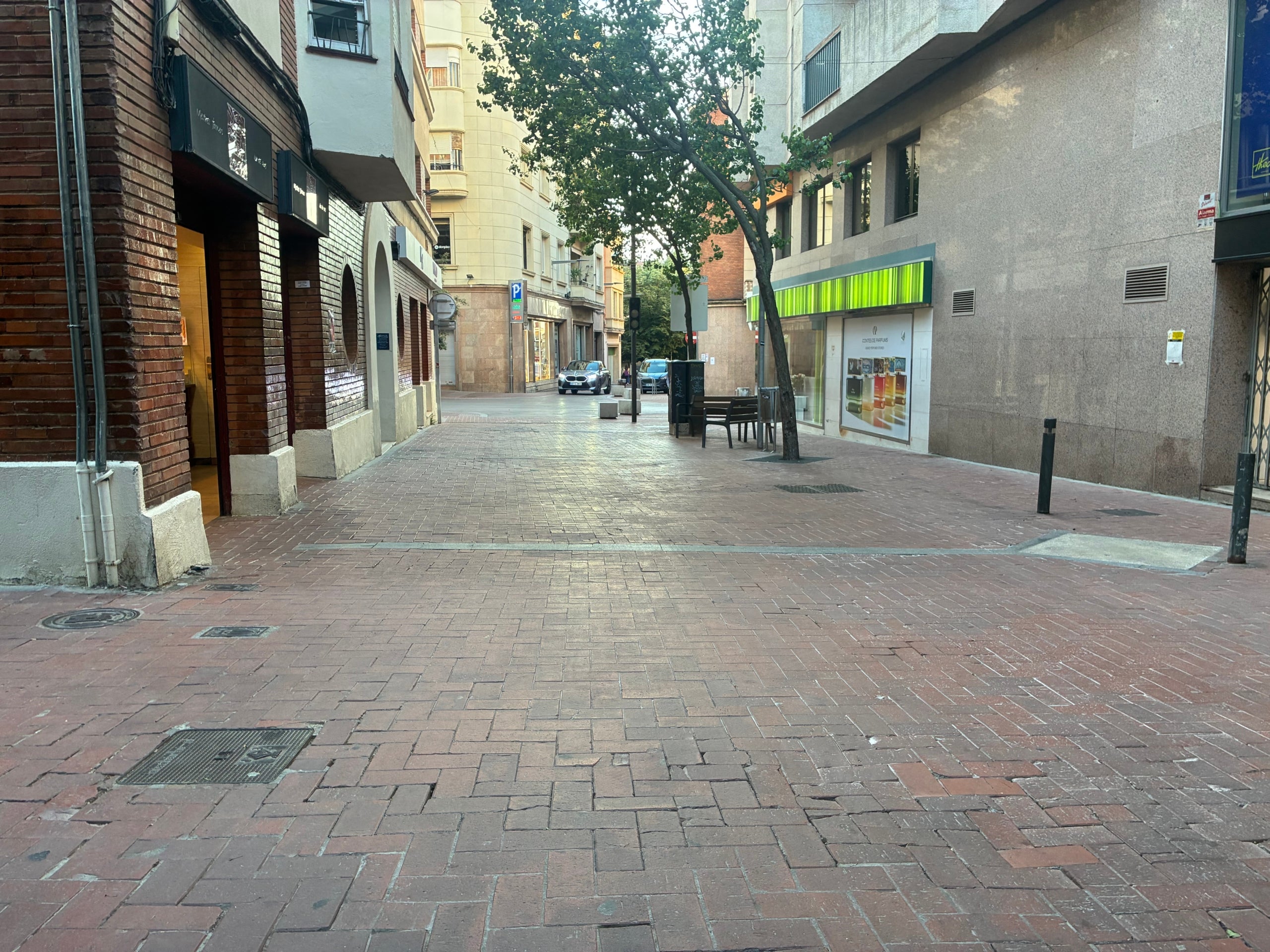 El desgast de les llambordes ceràmiques del carrer de la Unió de Terrassa, a causa del pas dels vehicles de mercaderies | Vicenç Batalla