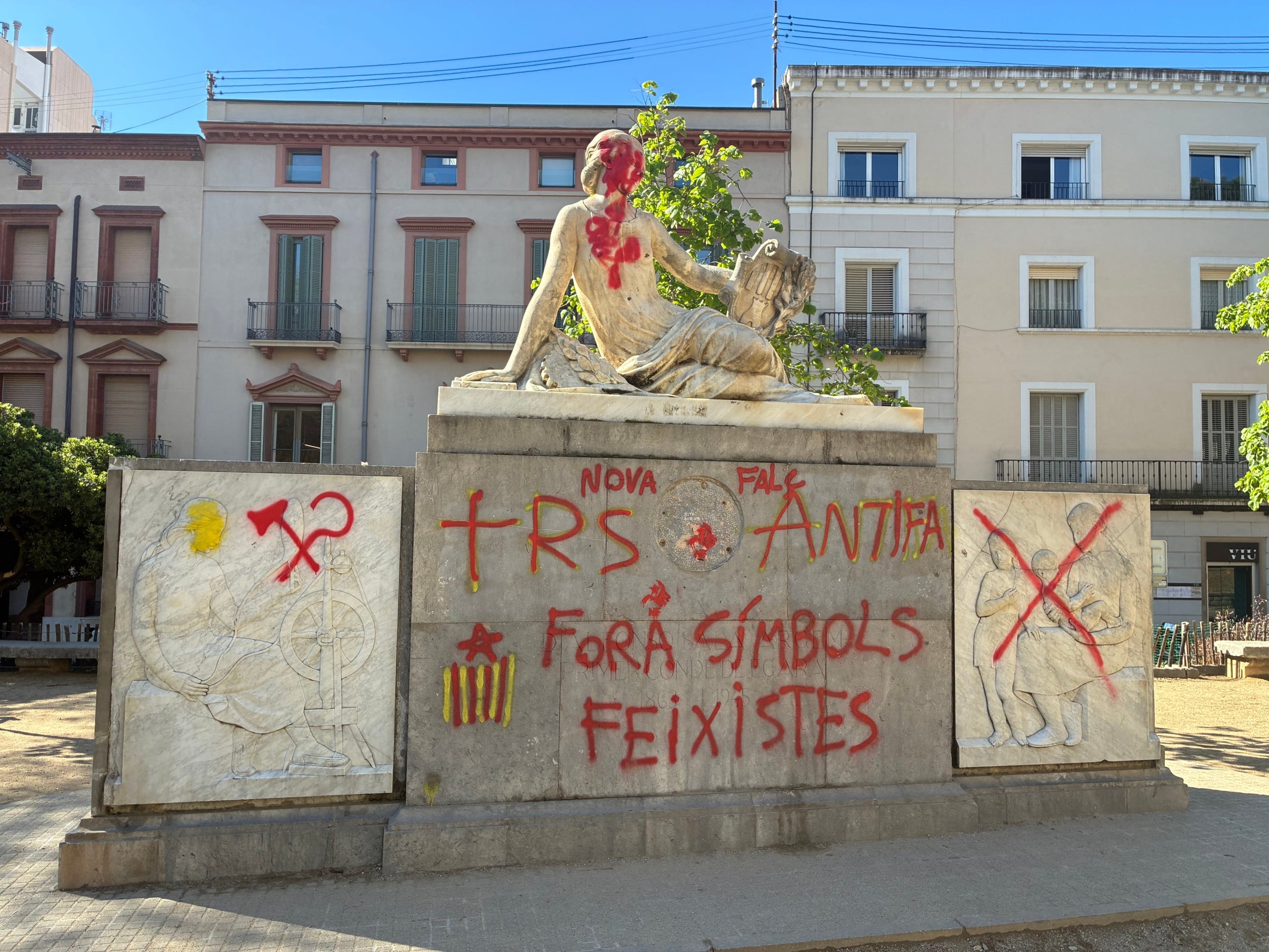 El monument del Passeig Comte d'Ègara, que evoca el polític terrrassenc Alfons Sala, amb pintades antifeixistes aparegudes aquests dies | Vicenç Batalla