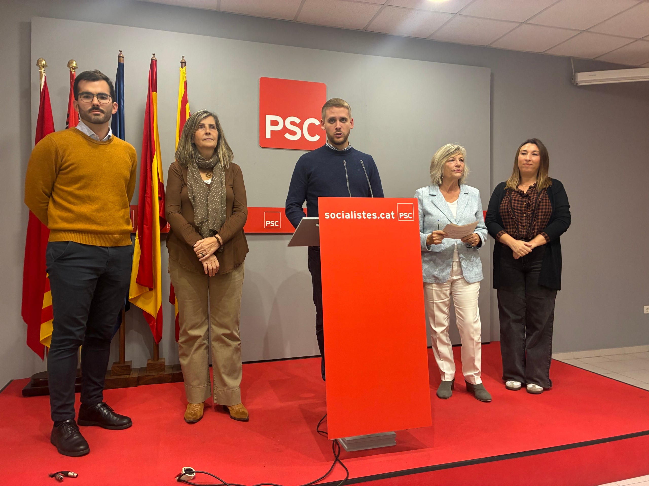 El portaveu municipal adjunt del PSC, Javi García, argumentant l'abstenció del seu partit al pressupostos de l'alcalde, Jordi Ballart, a la seu del partit a Terrassa envoltat des altres responsables l'octubre passat | Vicenç Batalla