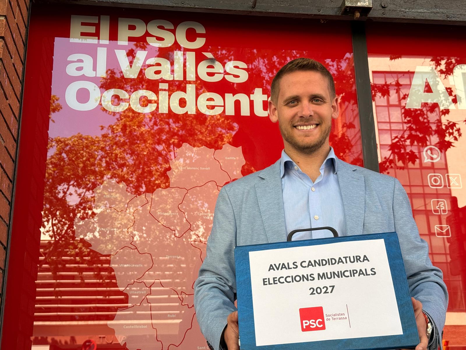 El regidor Javi García presentant els seus 171 avals com a únic candidat com alcaldable a Terrassa davant l'Autoritat Electoral de la Federació del PSC del Vallès Occidental | PSC
