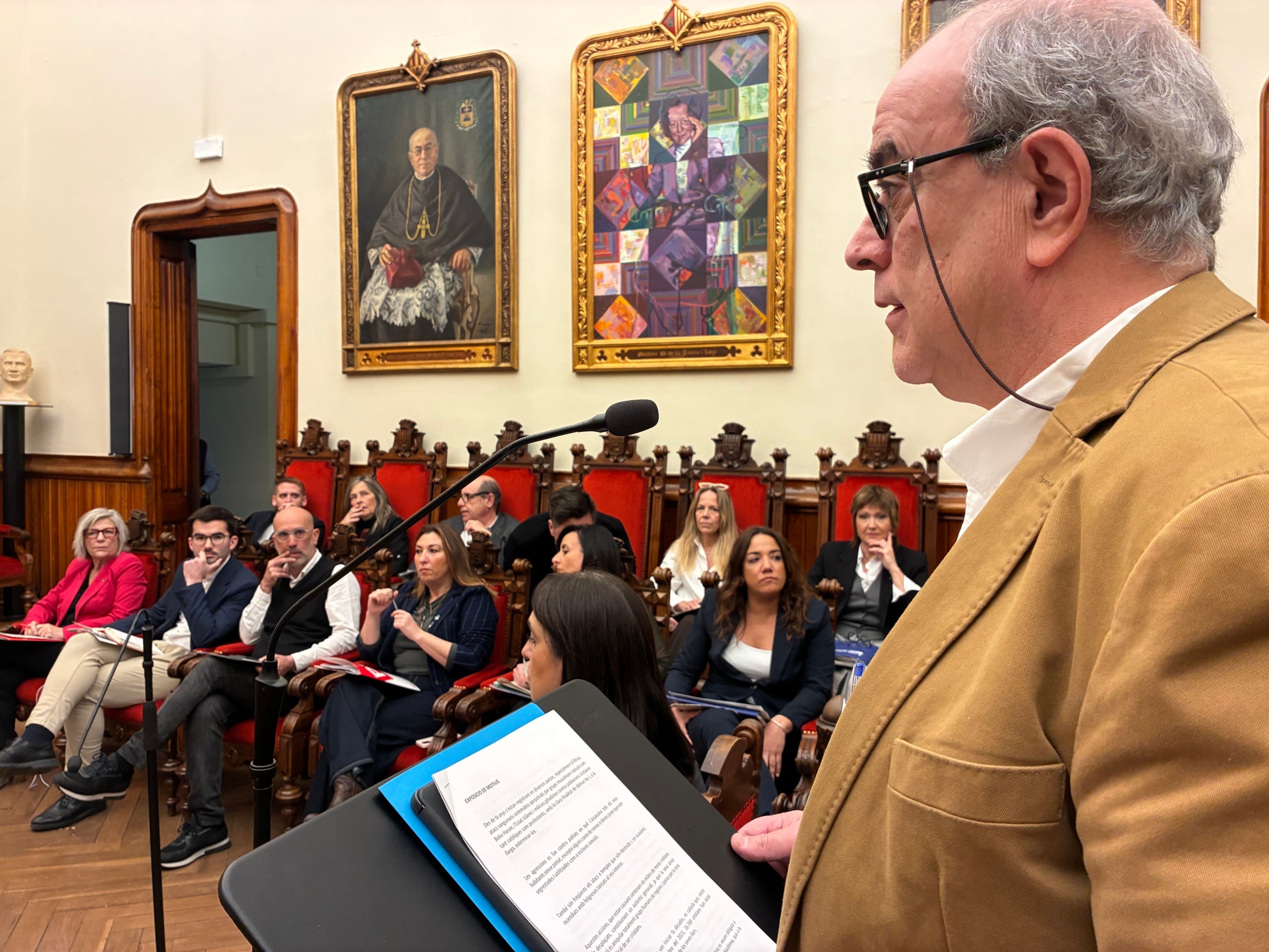 El representant de l'Associació per a la Protecció de la Família i la Vida, Jordi Castelló, llegint la seva proposta contra la persecució de les poblacions cristianes | Vicenç Batalla