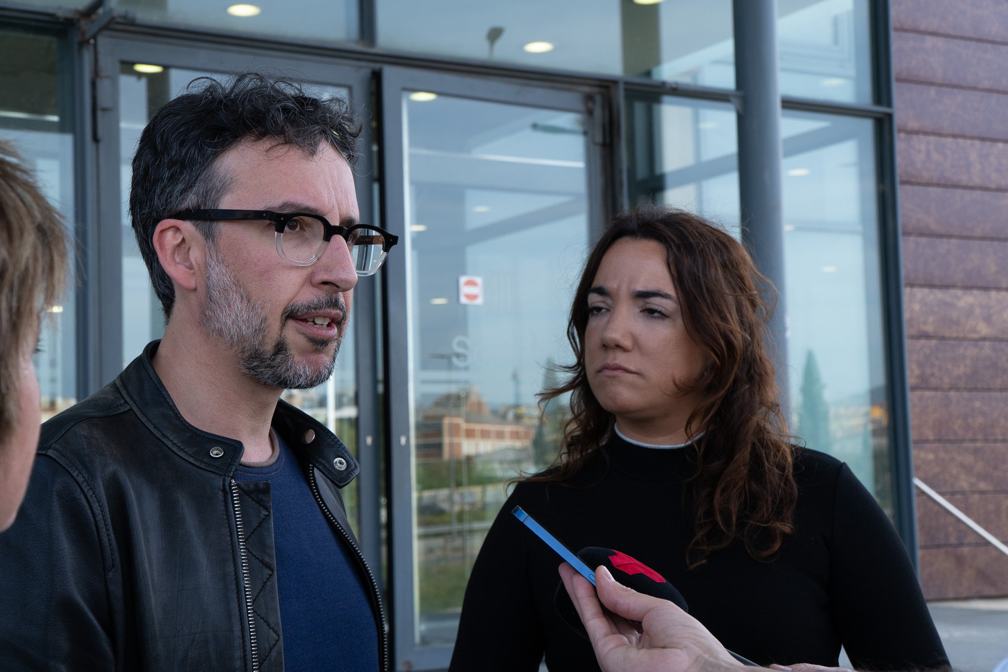 El senador i coordinador general del PP de Cataluna, Juan Milián, i la cap municipal, Marta Giménez, en roda de premsa davant dels jutjats de Terrassa | Vicenç Batalla