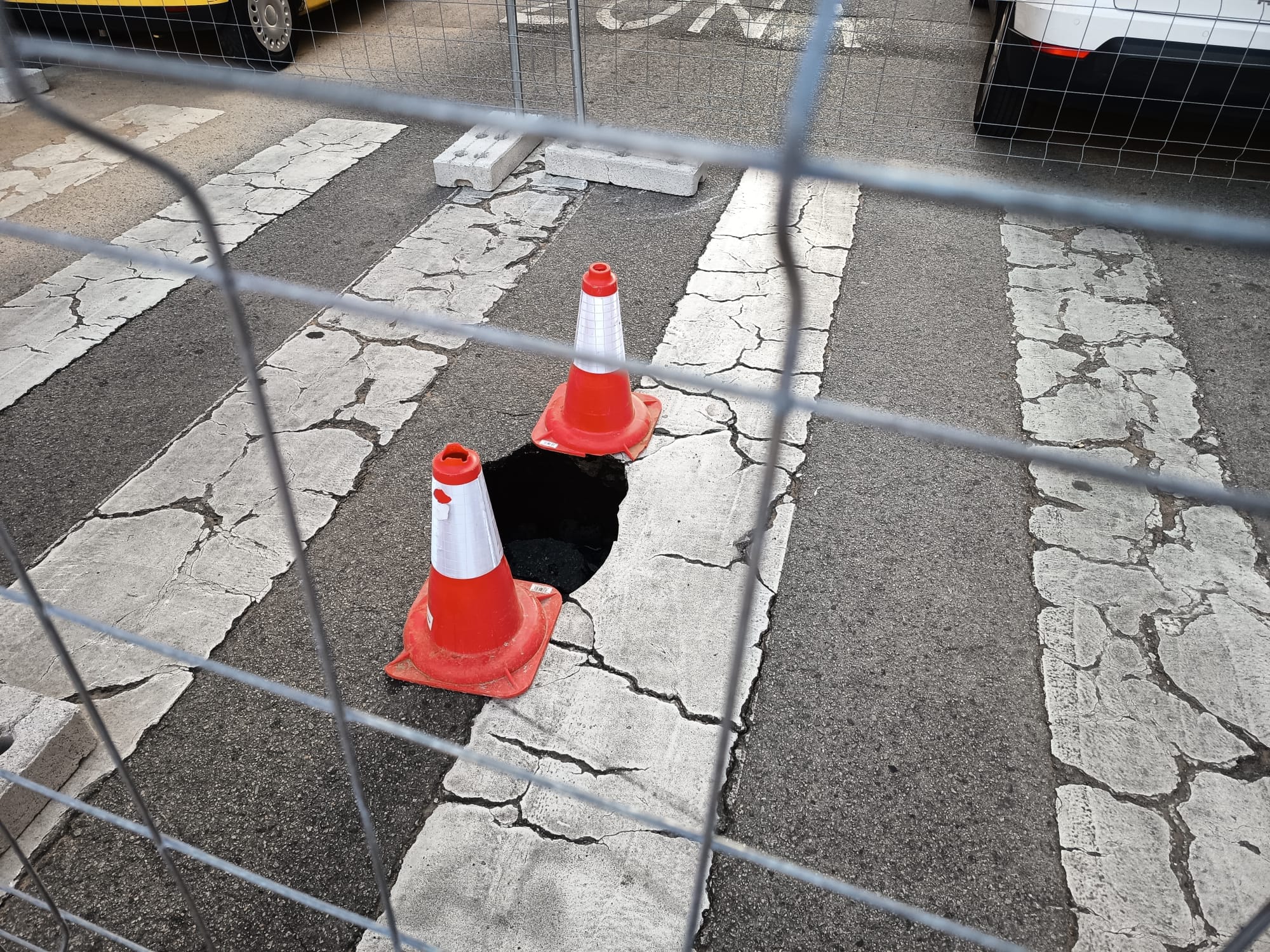 El forat que ha aparegut al carrer de Torrella | J.M.O.