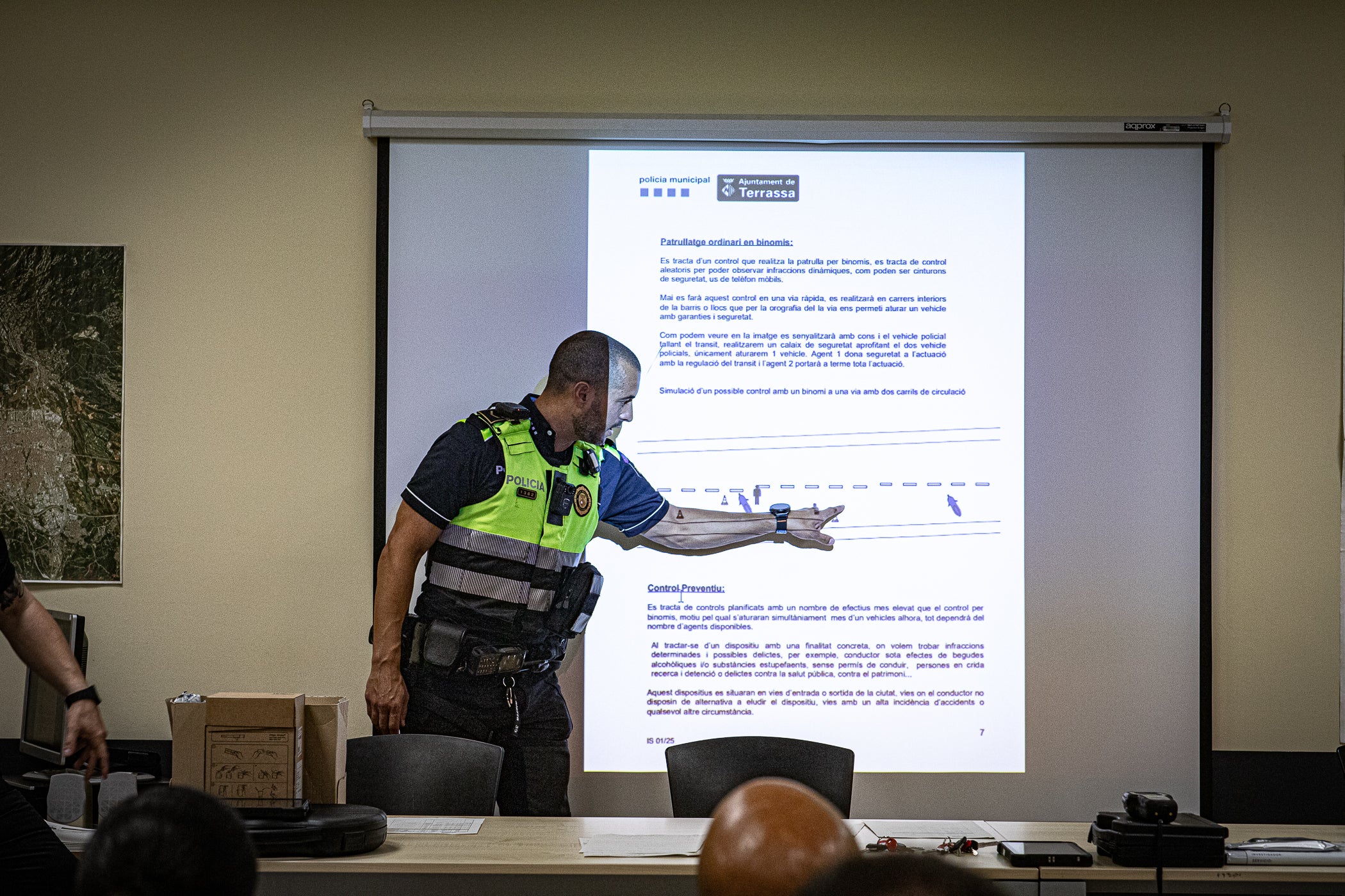 Aquesta setmana, els agents de trànsit de la Policia Municipal de Terrassa han servit com a formació per a quinze estudiants en pràctiques dels lands alemanys de la Baixa Saxònia (Hannover) i Mecklenburg-Pomerània Occidental (Schwering-Rostock). 'Se'ls explica la ciutat, l'organització i model policial i se'ls convida a participar en un control policial en l'àmbit viari', ens va explicar la inspectora terrassenca Jennifer Mercadé, referint-se a aquest control davant de la seu de l'avinguda de les Glòries Catalanes amb la carretera de Montcada. 'Visitem diferents serveis dels Mossos d'Esquadra, els centrals i alguna comissaria local, com la de Sabadell, i seleccionem serveis policials que entenem que són de qualitat, d'excel·lència, com en aquest cas la Policia Municipal de Terrassa', ens va ressaltar, per la seva part, l'intendent i coordinador d'aquesta mena d'Erasmus policial d'una setmana, Emili Martínez. 'Els estudis de policia dels lands alemanys són universitaris de tres anys i, entremig, intercalen pràctiques', va precisar l'intendent sobre la diferència amb el curs de nou mesos i l'any de pràctiques a Catalunya, i on hi ha 230 policies locals quan a Alemanya només existeix la federal i les setze dels lands. Aquests intercanvis s'estenen amb les policies de Lituània, Bèlgica i les prefectures franceses de Nimes i Tolosa de Llenguadoc, en ambdós sentits. Al maig, hi ha una nova tongada d'agents aprenents a Terrassa d'alguns d'aquests territoris europeus | Javi González