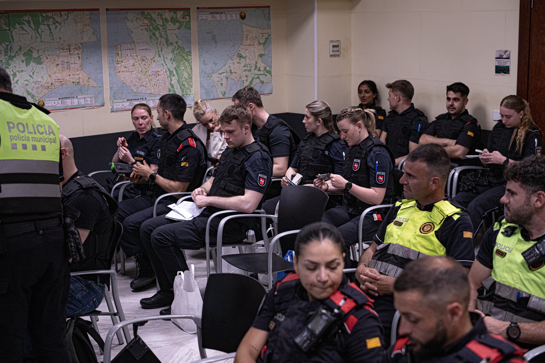 Aquesta setmana, els agents de trànsit de la Policia Municipal de Terrassa han servit com a formació per a quinze estudiants en pràctiques dels lands alemanys de la Baixa Saxònia (Hannover) i Mecklenburg-Pomerània Occidental (Schwering-Rostock). 'Se'ls explica la ciutat, l'organització i model policial i se'ls convida a participar en un control policial en l'àmbit viari', ens va explicar la inspectora terrassenca Jennifer Mercadé, referint-se a aquest control davant de la seu de l'avinguda de les Glòries Catalanes amb la carretera de Montcada. 'Visitem diferents serveis dels Mossos d'Esquadra, els centrals i alguna comissaria local, com la de Sabadell, i seleccionem serveis policials que entenem que són de qualitat, d'excel·lència, com en aquest cas la Policia Municipal de Terrassa', ens va ressaltar, per la seva part, l'intendent i coordinador d'aquesta mena d'Erasmus policial d'una setmana, Emili Martínez. 'Els estudis de policia dels lands alemanys són universitaris de tres anys i, entremig, intercalen pràctiques', va precisar l'intendent sobre la diferència amb el curs de nou mesos i l'any de pràctiques a Catalunya, i on hi ha 230 policies locals quan a Alemanya només existeix la federal i les setze dels lands. Aquests intercanvis s'estenen amb les policies de Lituània, Bèlgica i les prefectures franceses de Nimes i Tolosa de Llenguadoc, en ambdós sentits. Al maig, hi ha una nova tongada d'agents aprenents a Terrassa d'alguns d'aquests territoris europeus | Javi González