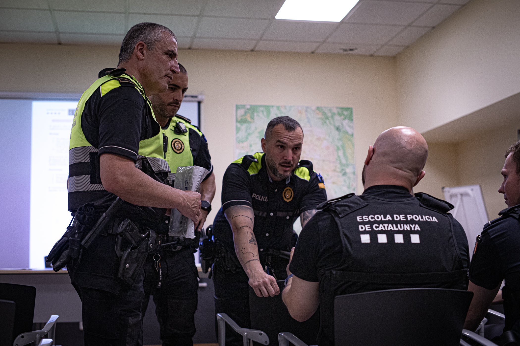 Aquesta setmana, els agents de trànsit de la Policia Municipal de Terrassa han servit com a formació per a quinze estudiants en pràctiques dels lands alemanys de la Baixa Saxònia (Hannover) i Mecklenburg-Pomerània Occidental (Schwering-Rostock). 'Se'ls explica la ciutat, l'organització i model policial i se'ls convida a participar en un control policial en l'àmbit viari', ens va explicar la inspectora terrassenca Jennifer Mercadé, referint-se a aquest control davant de la seu de l'avinguda de les Glòries Catalanes amb la carretera de Montcada. 'Visitem diferents serveis dels Mossos d'Esquadra, els centrals i alguna comissaria local, com la de Sabadell, i seleccionem serveis policials que entenem que són de qualitat, d'excel·lència, com en aquest cas la Policia Municipal de Terrassa', ens va ressaltar, per la seva part, l'intendent i coordinador d'aquesta mena d'Erasmus policial d'una setmana, Emili Martínez. 'Els estudis de policia dels lands alemanys són universitaris de tres anys i, entremig, intercalen pràctiques', va precisar l'intendent sobre la diferència amb el curs de nou mesos i l'any de pràctiques a Catalunya, i on hi ha 230 policies locals quan a Alemanya només existeix la federal i les setze dels lands. Aquests intercanvis s'estenen amb les policies de Lituània, Bèlgica i les prefectures franceses de Nimes i Tolosa de Llenguadoc, en ambdós sentits. Al maig, hi ha una nova tongada d'agents aprenents a Terrassa d'alguns d'aquests territoris europeus | Javi González
