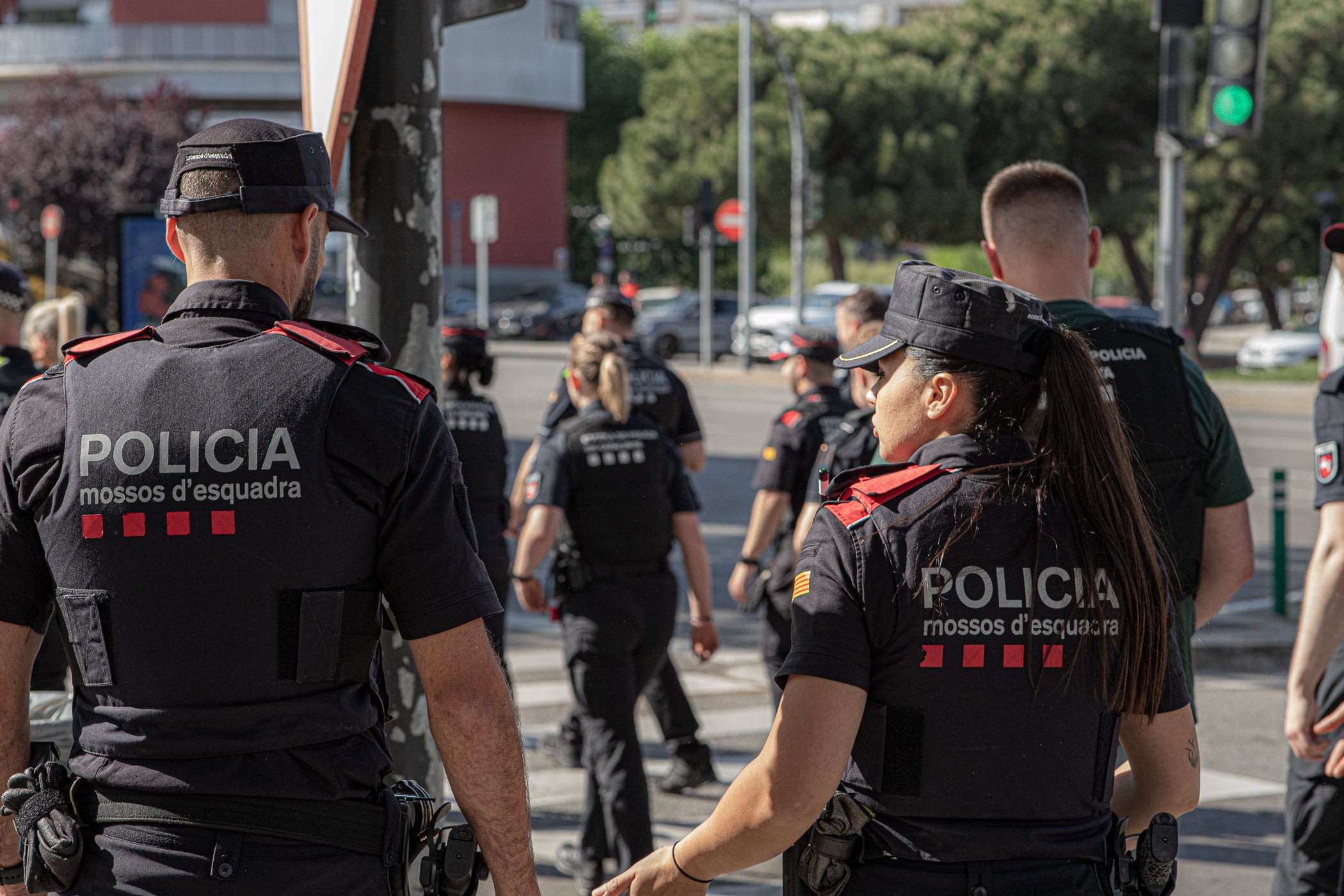 Aquesta setmana, els agents de trànsit de la Policia Municipal de Terrassa han servit com a formació per a quinze estudiants en pràctiques dels lands alemanys de la Baixa Saxònia (Hannover) i Mecklenburg-Pomerània Occidental (Schwering-Rostock). 'Se'ls explica la ciutat, l'organització i model policial i se'ls convida a participar en un control policial en l'àmbit viari', ens va explicar la inspectora terrassenca Jennifer Mercadé, referint-se a aquest control davant de la seu de l'avinguda de les Glòries Catalanes amb la carretera de Montcada. 'Visitem diferents serveis dels Mossos d'Esquadra, els centrals i alguna comissaria local, com la de Sabadell, i seleccionem serveis policials que entenem que són de qualitat, d'excel·lència, com en aquest cas la Policia Municipal de Terrassa', ens va ressaltar, per la seva part, l'intendent i coordinador d'aquesta mena d'Erasmus policial d'una setmana, Emili Martínez. 'Els estudis de policia dels lands alemanys són universitaris de tres anys i, entremig, intercalen pràctiques', va precisar l'intendent sobre la diferència amb el curs de nou mesos i l'any de pràctiques a Catalunya, i on hi ha 230 policies locals quan a Alemanya només existeix la federal i les setze dels lands. Aquests intercanvis s'estenen amb les policies de Lituània, Bèlgica i les prefectures franceses de Nimes i Tolosa de Llenguadoc, en ambdós sentits. Al maig, hi ha una nova tongada d'agents aprenents a Terrassa d'alguns d'aquests territoris europeus | Javi González
